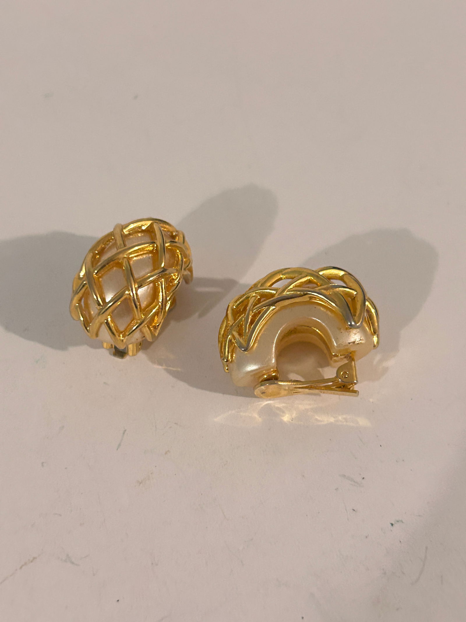 Kenneth Jay Lane Cream Lucite Clip On Earrings: Kenneth Jay Lane Cream Lucite Clip On Earrings Please view all photos as they are part of the description and condition of this Item, Feel free to contact me with questions or picture requests! Used I