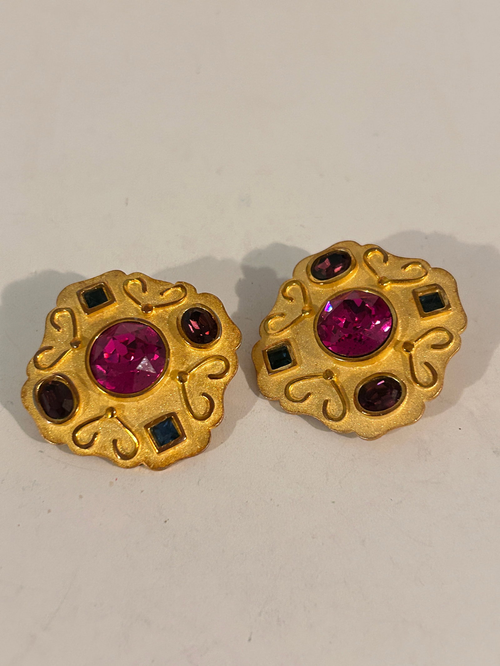 Vintage Maresco Signed Clip On Earrings Cream: Vintage Maresco Signed Clip On Earrings Cream Please view all photos as they are part of the description and condition of this Item, Feel free to contact me with questions or picture requests! Used It