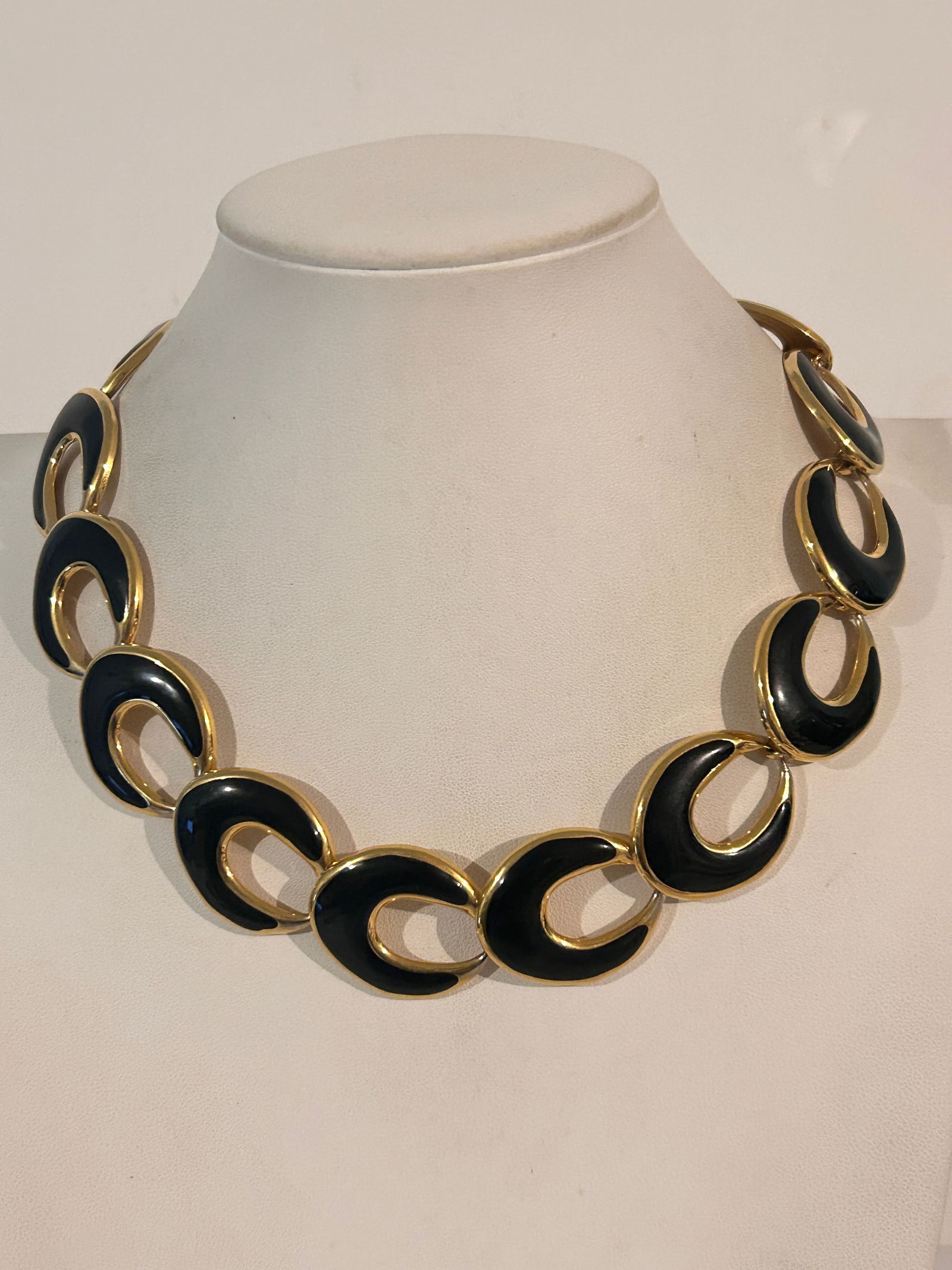 Vintage Necklace Black Enamel Goldtone Chain Links Elegant Statement Necklace 18": Vintage Necklace Black Enamel Goldtone Chain Links Elegant Statement Necklace 18" Please view all photos as they are part of the description and condition of this Item, Feel free to contact me with qu