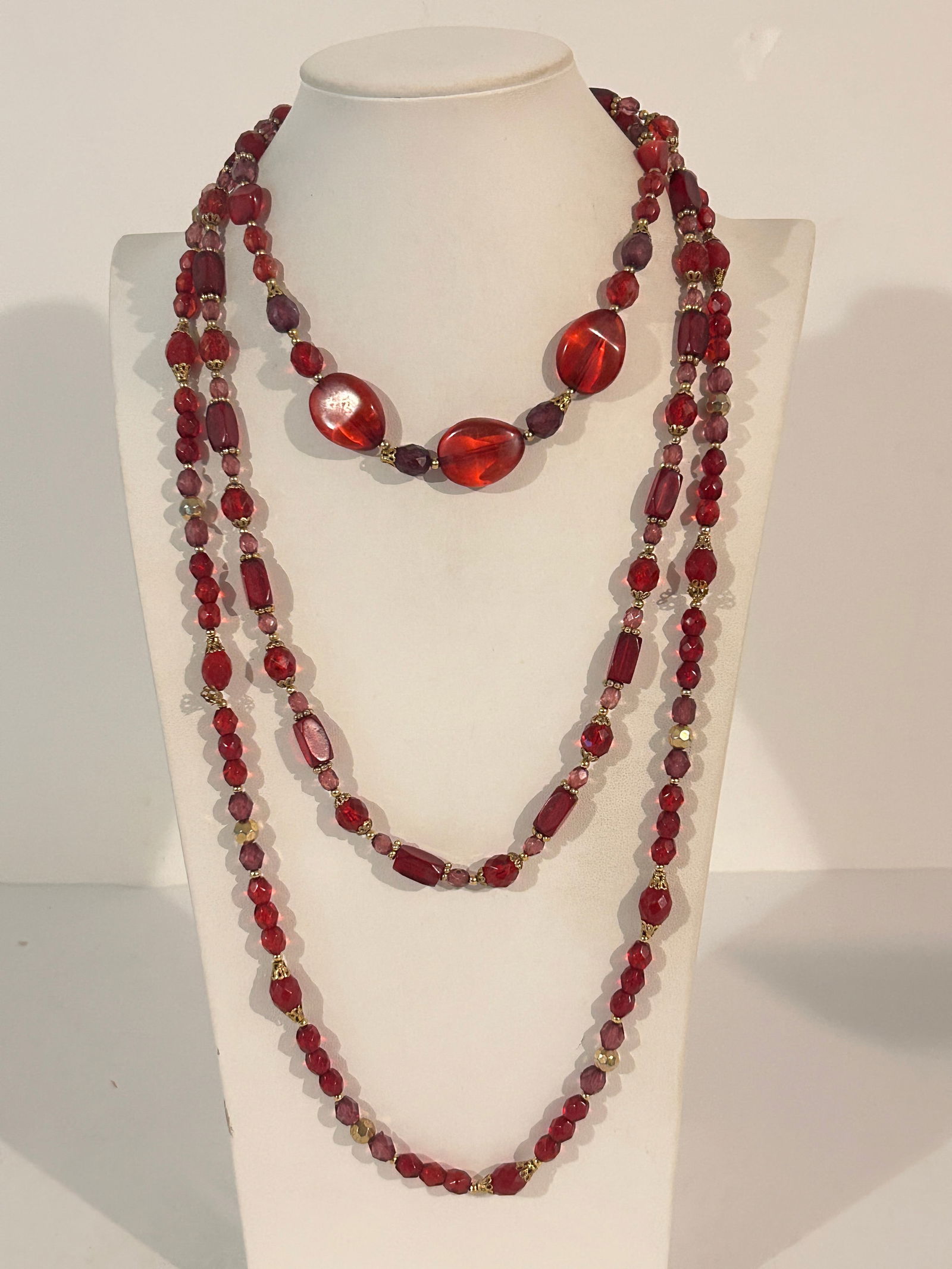 Vintage Art Deco red faceted Acrylic beaded necklace 16" (1 of 4)
