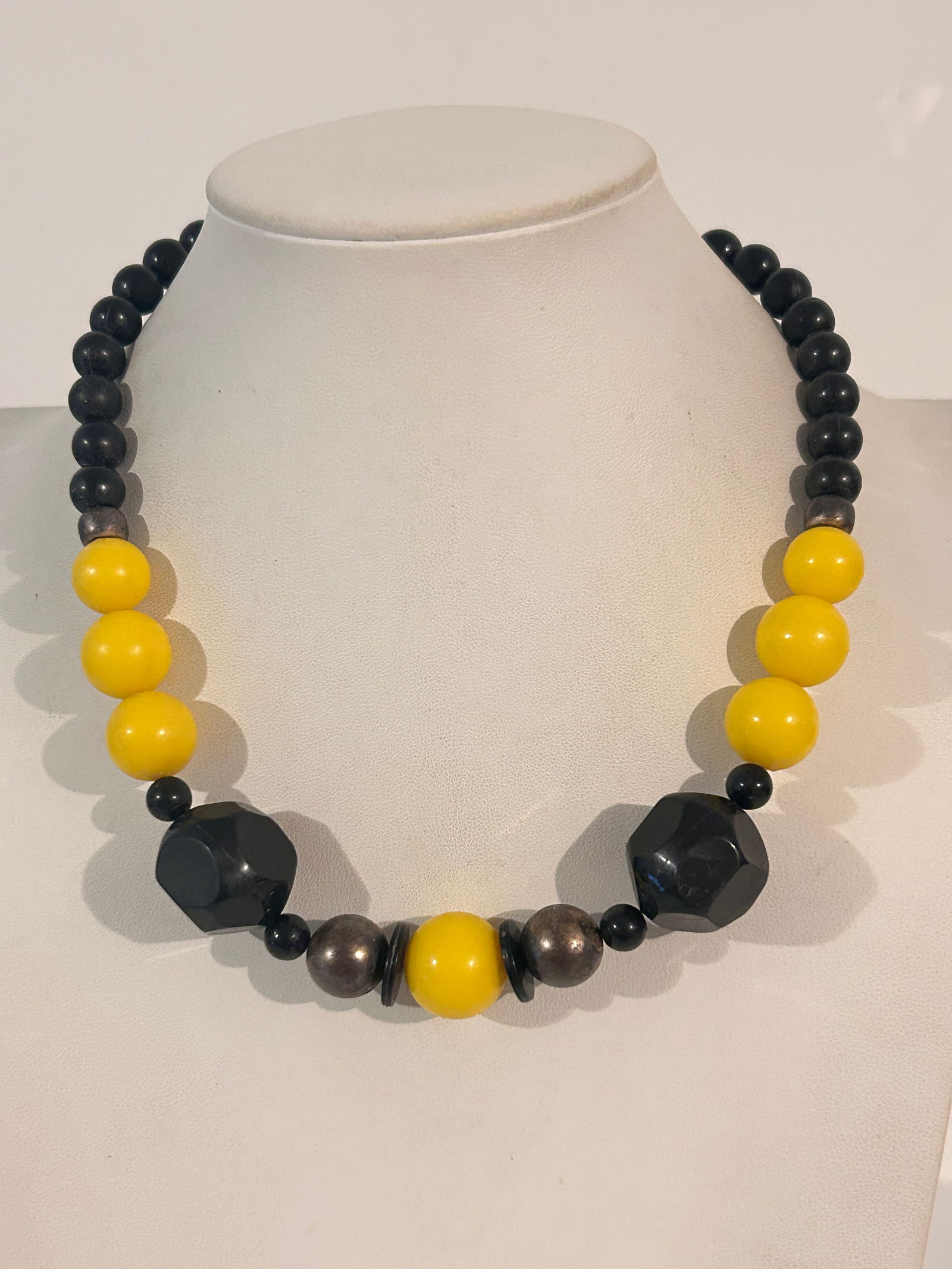 Vintage Acrylic Plastic bead Necklace 17": Vintage Acrylic Plastic bead Necklace 17" Please view all photos as they are part of the description and condition of this Item, Feel free to contact me with questions or picture requests! Used Item A