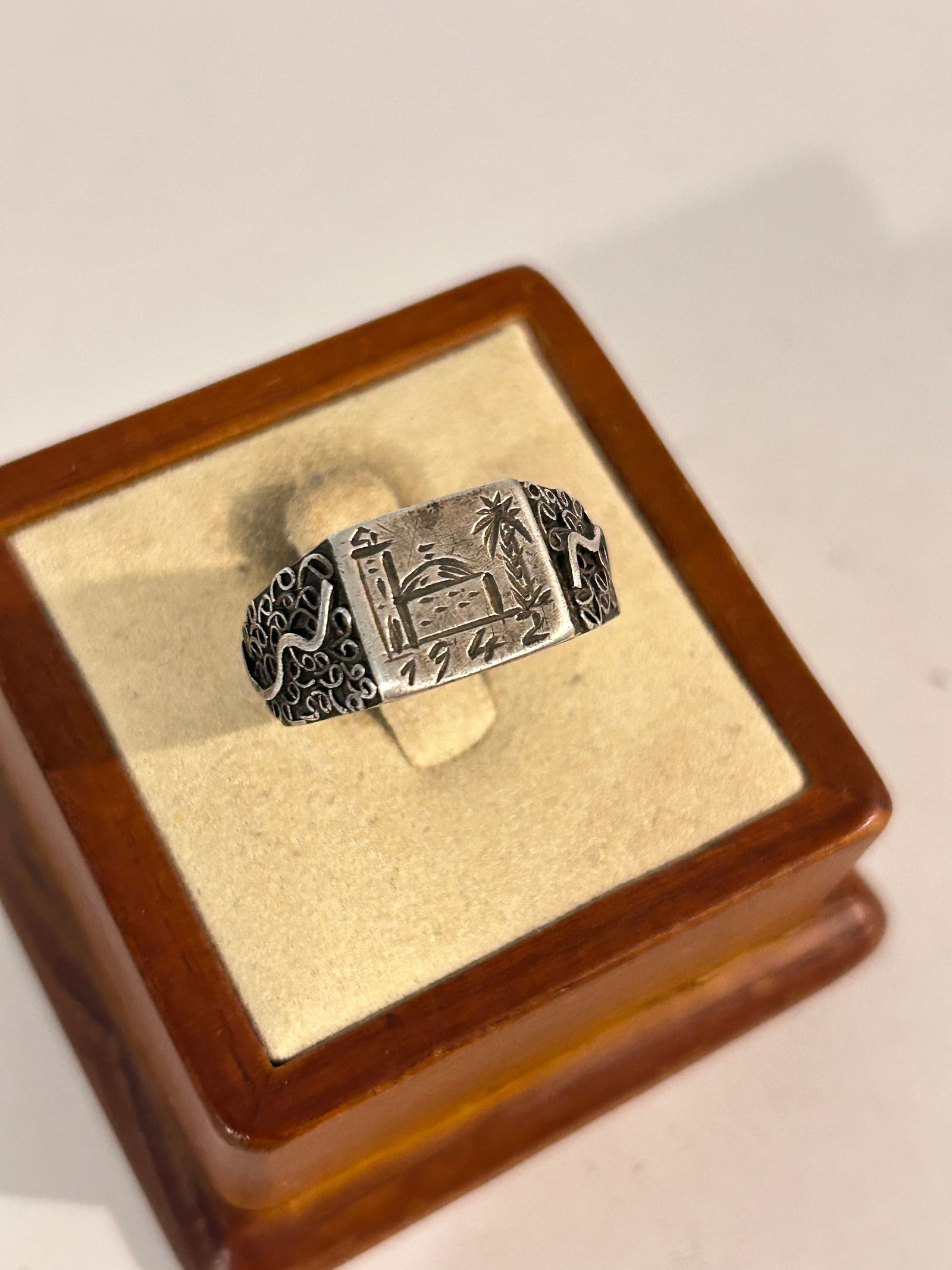 Vintage 1942 World War II Ring sz 10 (1 of 6)