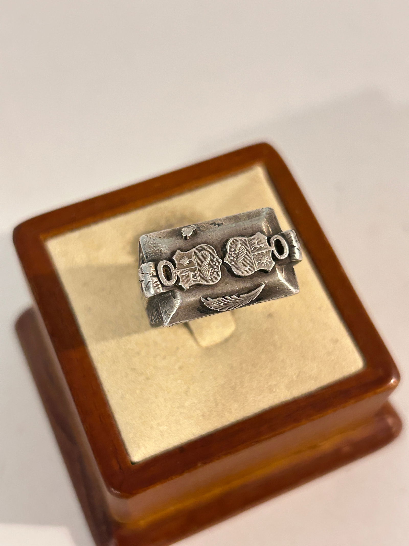 Vintage sterling silver signet ring with a double crest or emblem design sz 8 heavy (1 of 5)
