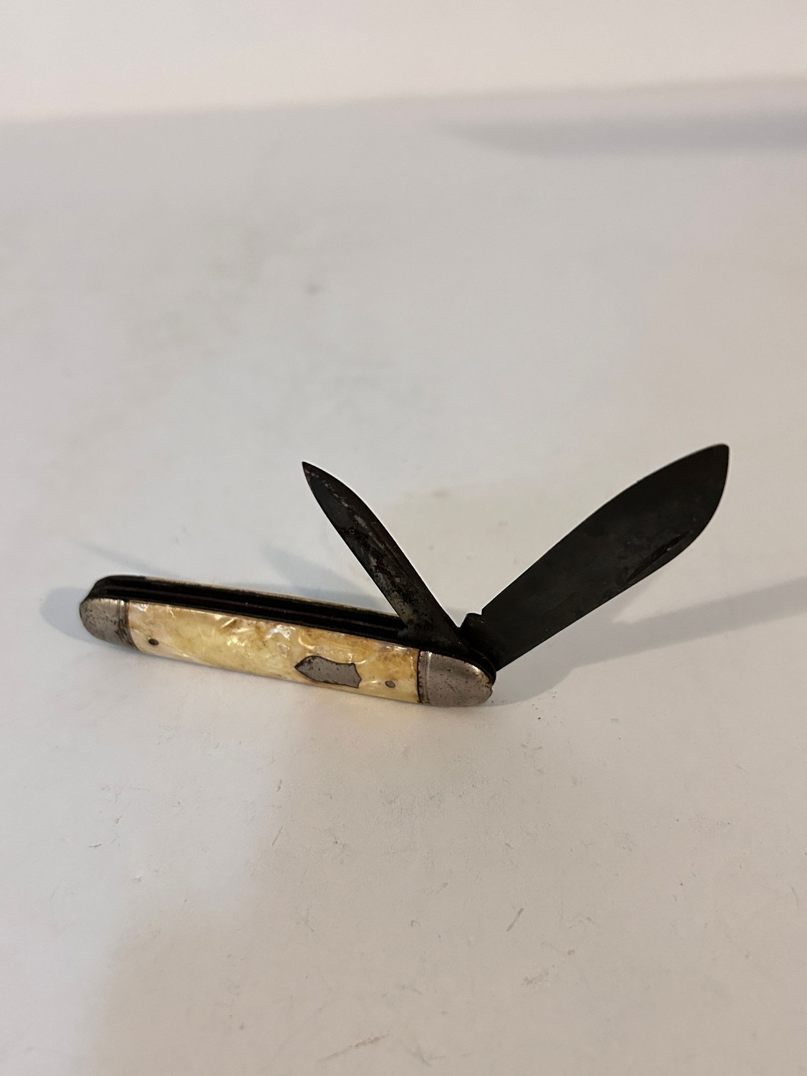 Vtg Pocket Knife 2 Blade IMPERIAL Pearl Celluloid Handl (1 of 4)