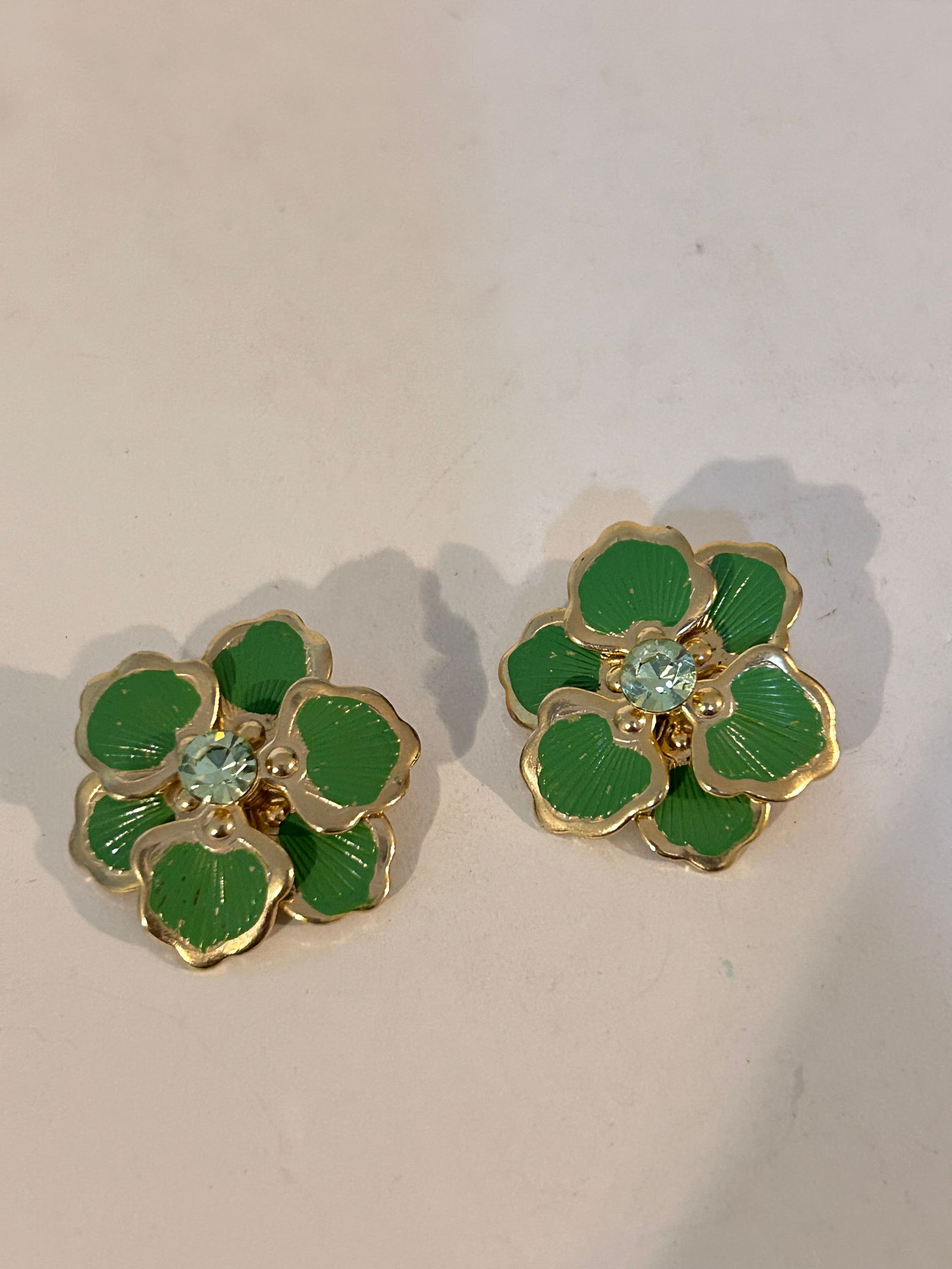 Vintage Green enamel Floral Earrings: Vintage Green enamel Floral Earrings Please view all photos as they are part of the description and condition of this Item, Feel free to contact me with questions or picture requests! Used Item AS IS