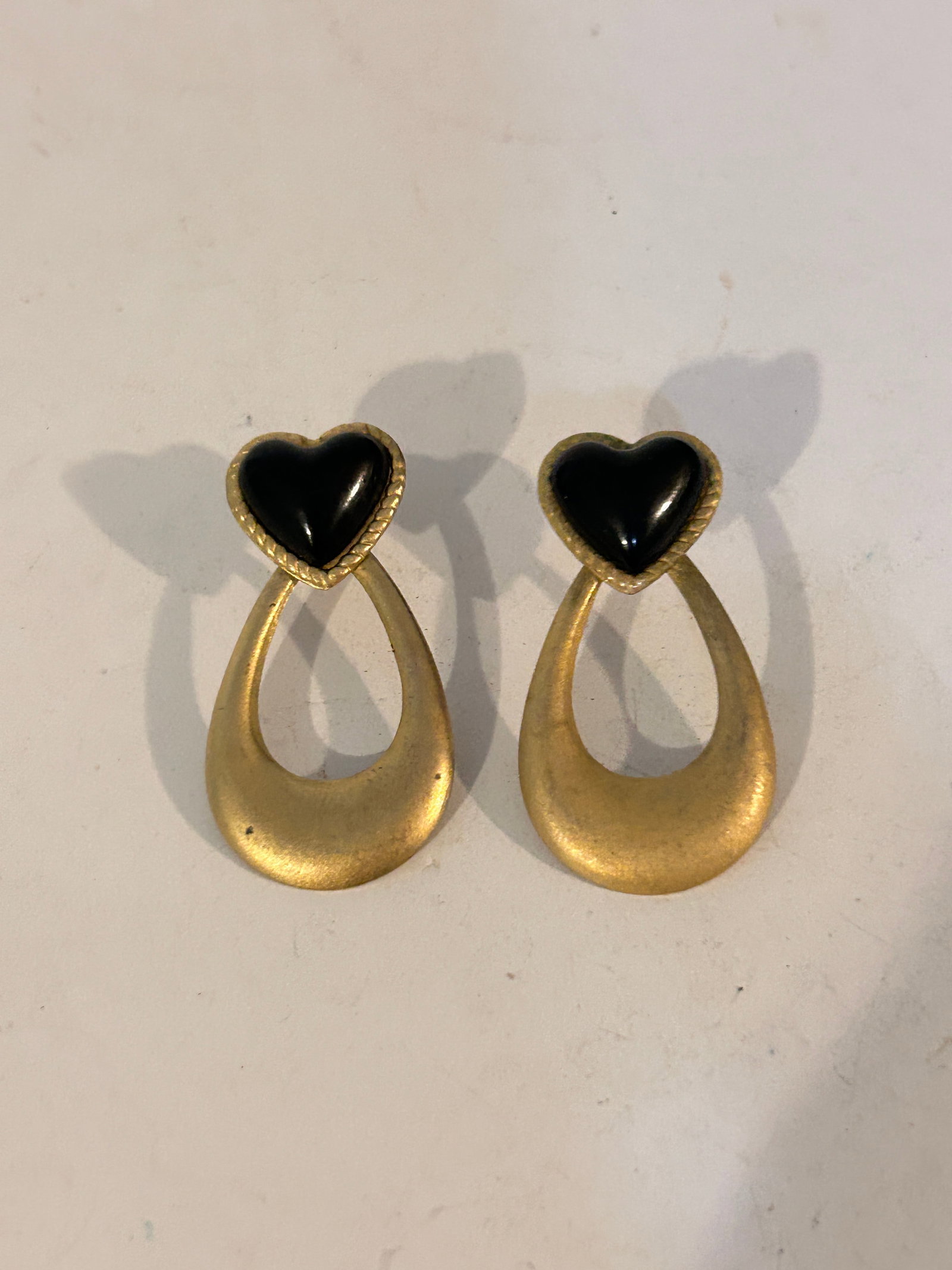 Vintage Gold Tone black heart Earrings: Vintage Gold Tone black heart Earrings Please view all photos as they are part of the description and condition of this Item, Feel free to contact me with questions or picture requests! Used Item AS I