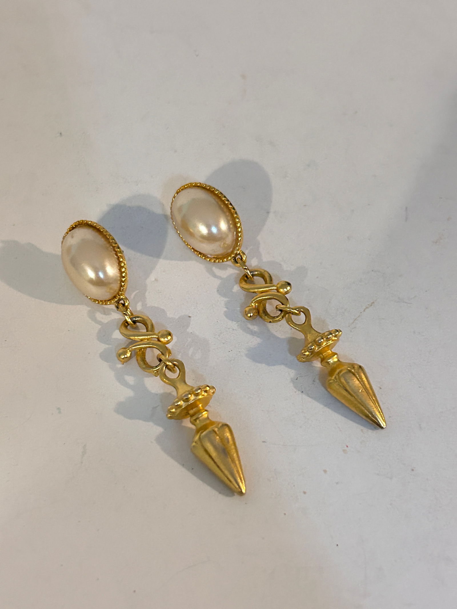 Vintage Goldtone Faux Pearl Earrings: Vintage Goldtone Faux Pearl Earrings Please view all photos as they are part of the description and condition of this Item, Feel free to contact me with questions or picture requests! Used Item AS IS
