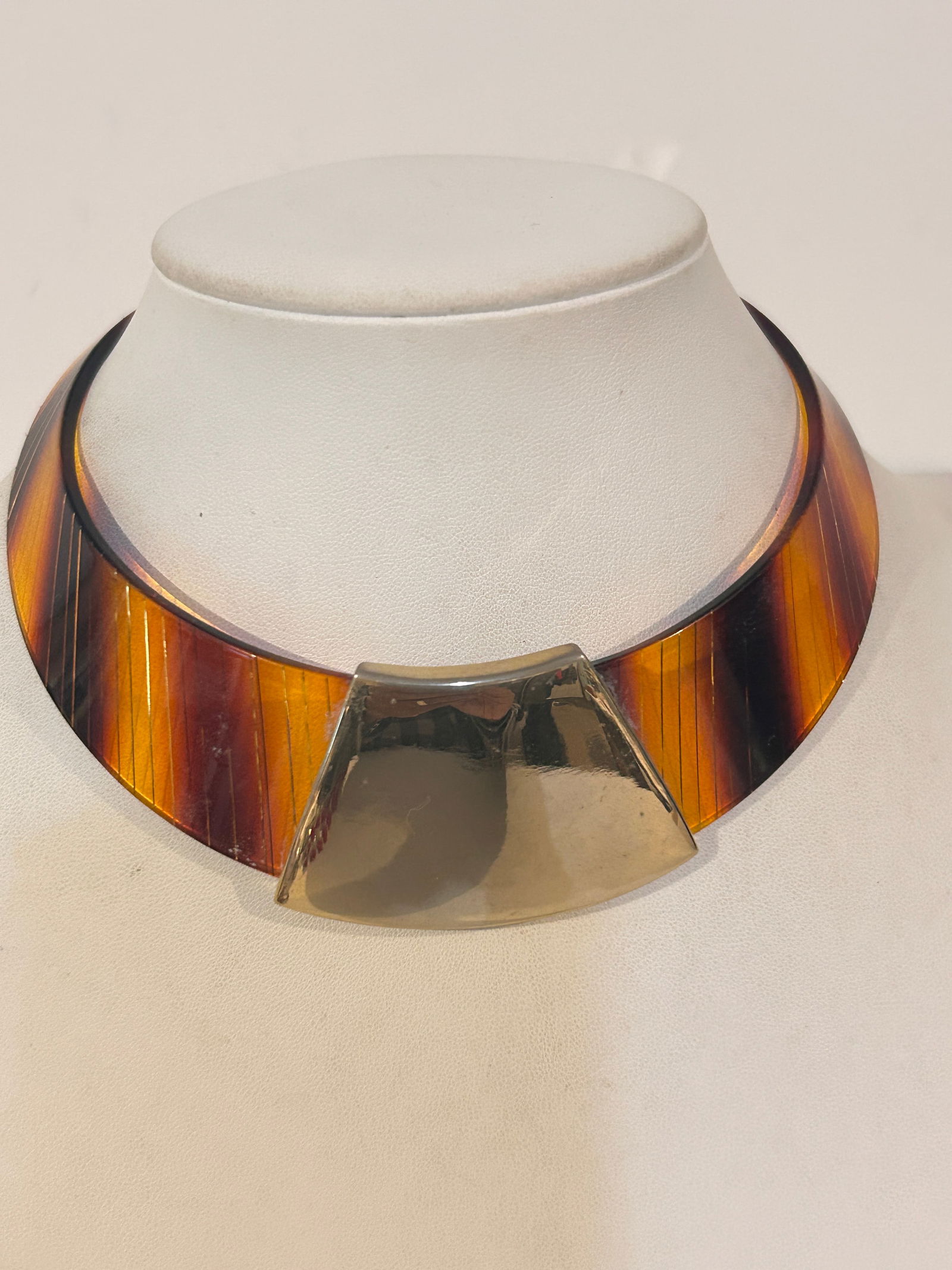 Ugo Correani Attributed 1980's Solid Lucite Collar Cuff Vintage gold tone Necklace 13": Ugo Correani Attributed 1980's Solid Lucite Collar Cuff Vintage gold tone Necklace 13" Please view all photos as they are part of the description and condition of this Item, Feel free to contact me wi