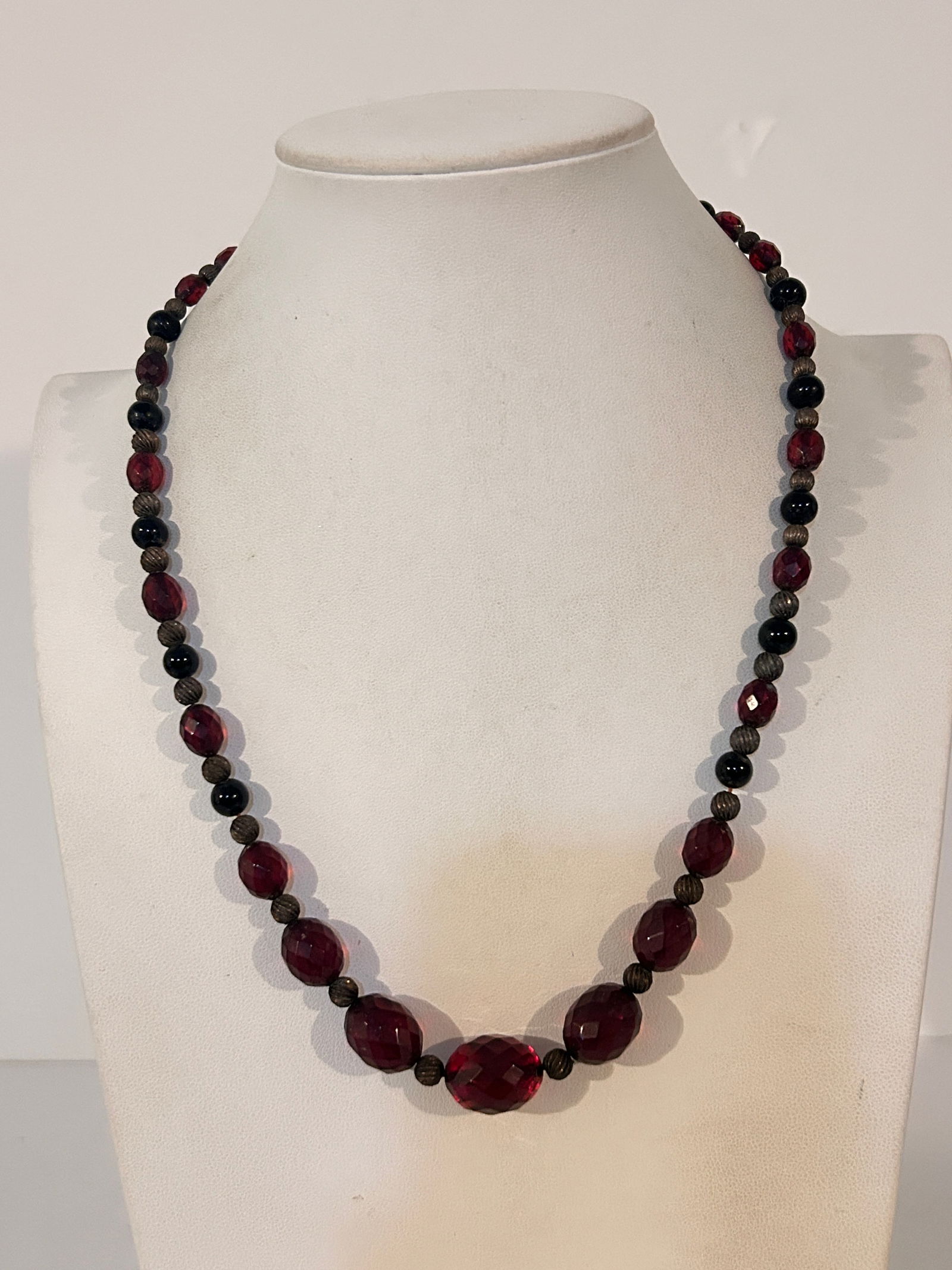 Vintage Faceted Cherry and Black Graduated Bakelite Necklace TESTED 32 Grams 21" (1 of 6)