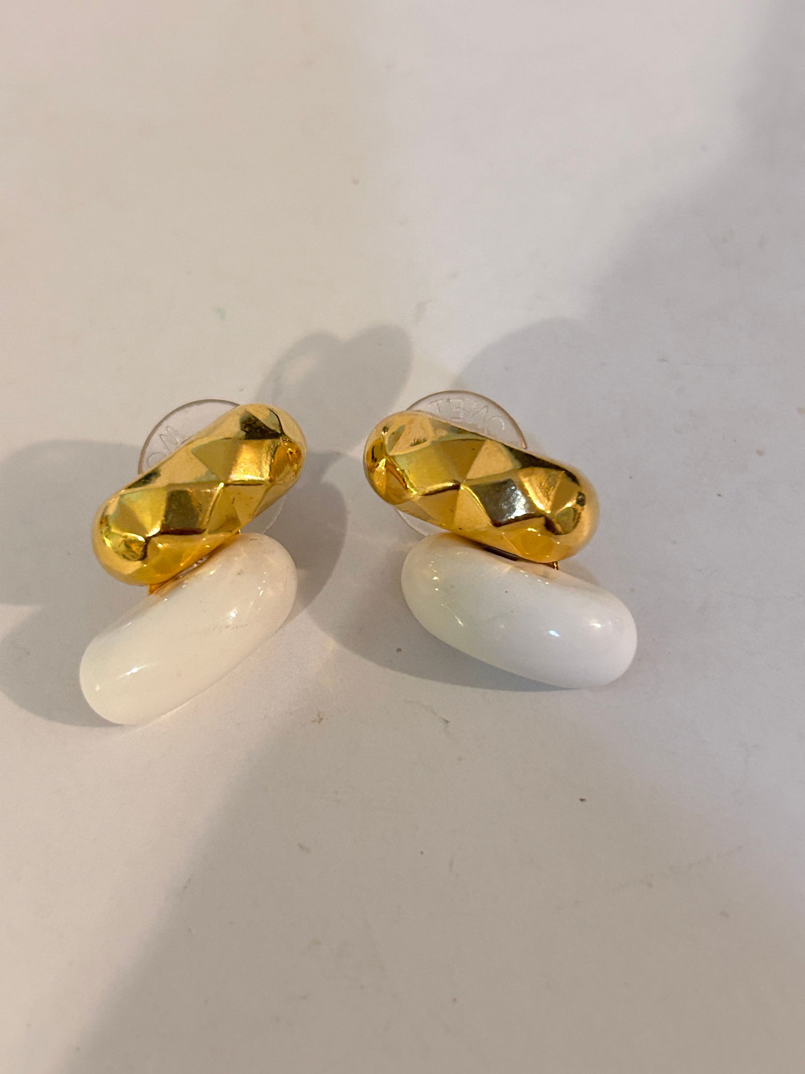 Vintage Gold Tone Monet white enamel Earrings: Vintage Gold Tone Monet white enamel Earrings Please view all photos as they are part of the description and condition of this Item, Feel free to contact me with questions or picture requests! Used It