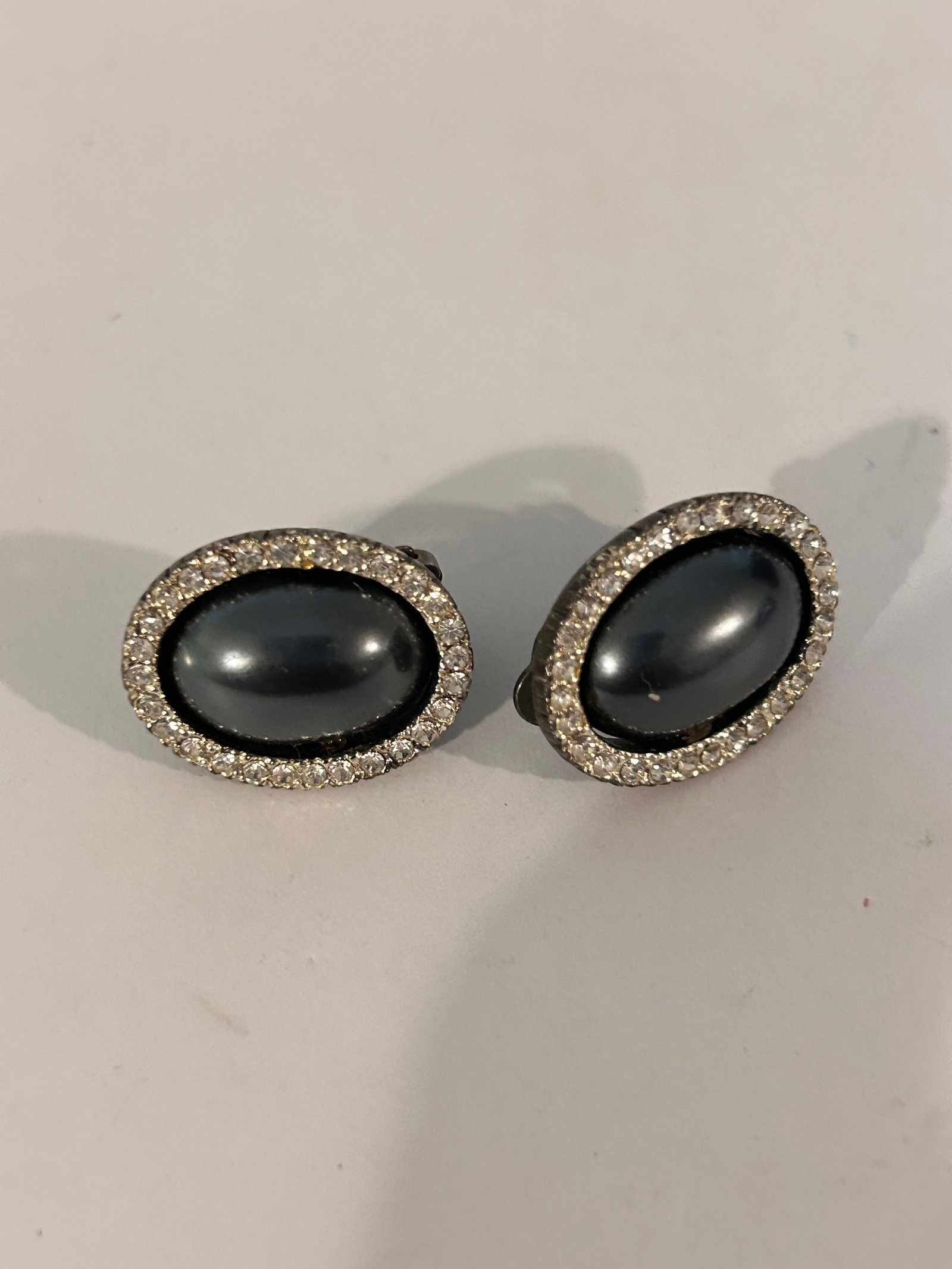 Vintage Les Bernard Earrings: Vintage Les Bernard Earrings Please view all photos as they are part of the description and condition of this Item, Feel free to contact me with questions or picture requests! Used Item AS IS