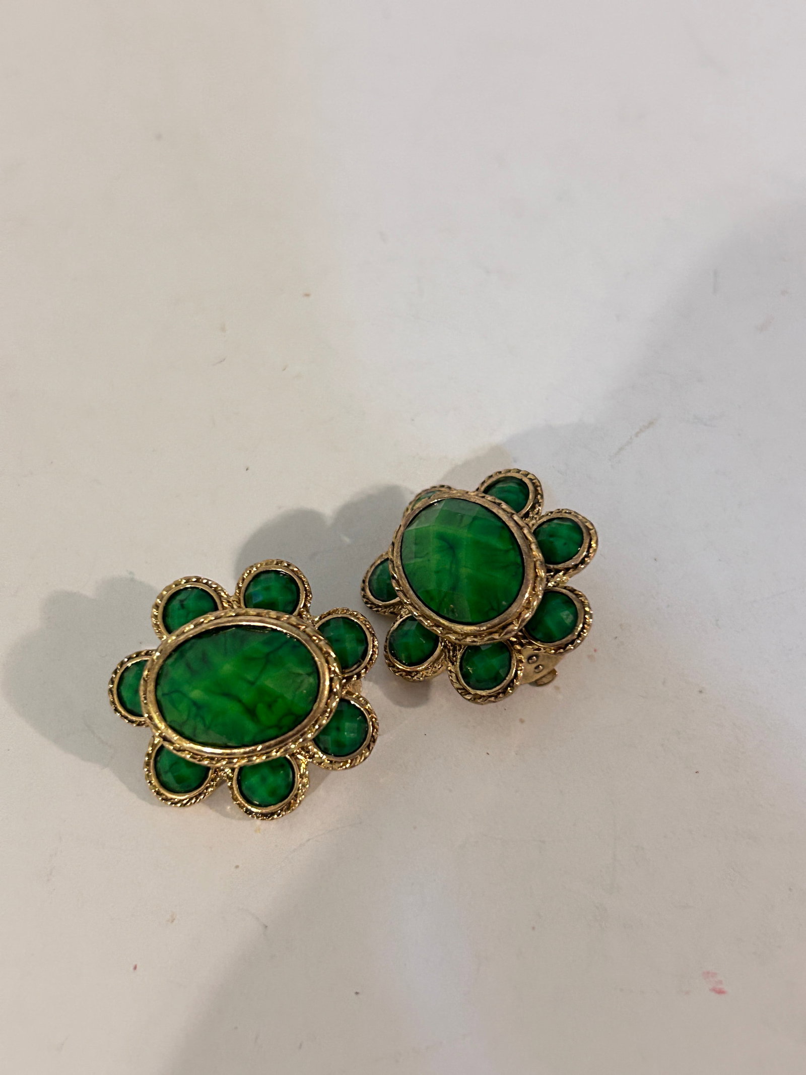 Vintage Green Earrings: Vintage Green Earrings Please view all photos as they are part of the description and condition of this Item, Feel free to contact me with questions or picture requests! Used Item AS IS
