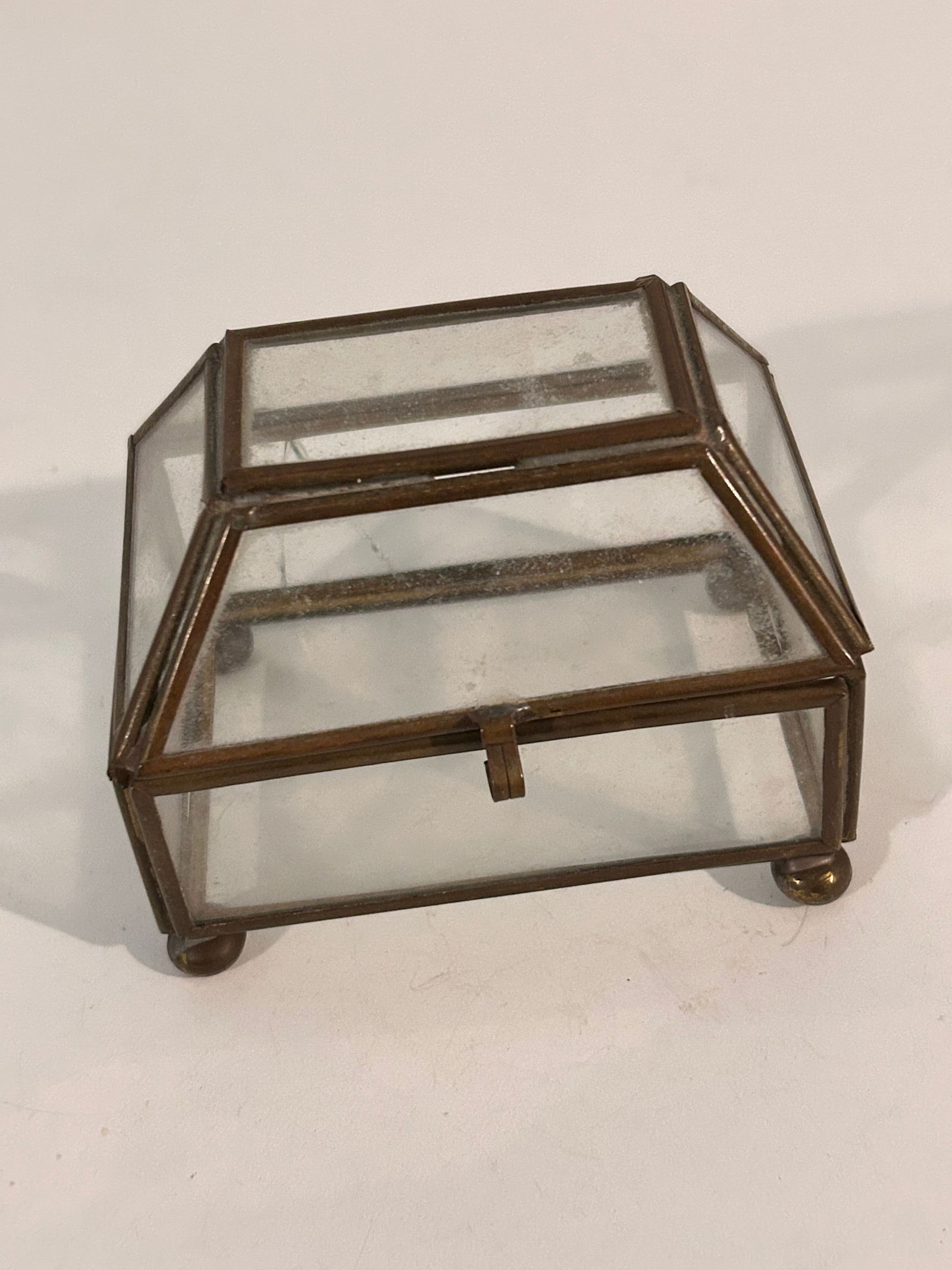 Brass & Glass Hexagon Trinket Box Jewelry Box 3 1/2" x 2 1/2" x 2 1/2" small crack in the back (1 of 5)