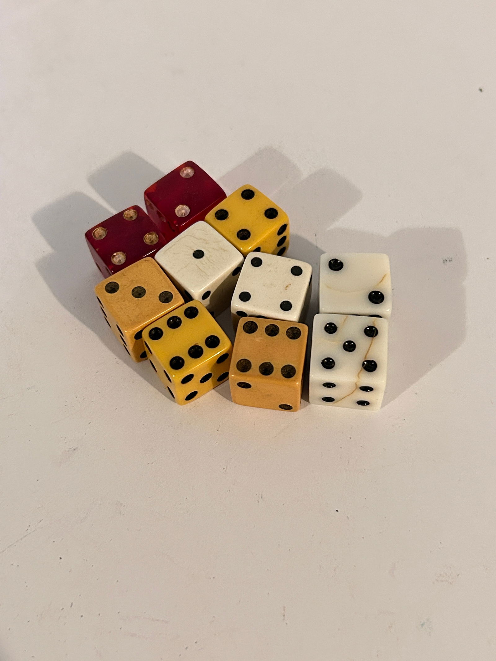 Vintage lot of 10 Mixed dice: Vintage lot of 10 Mixed dice Please view all photos as they are part of the description and condition of this Item, Feel free to contact me with questions or picture requests! Used Item AS IS