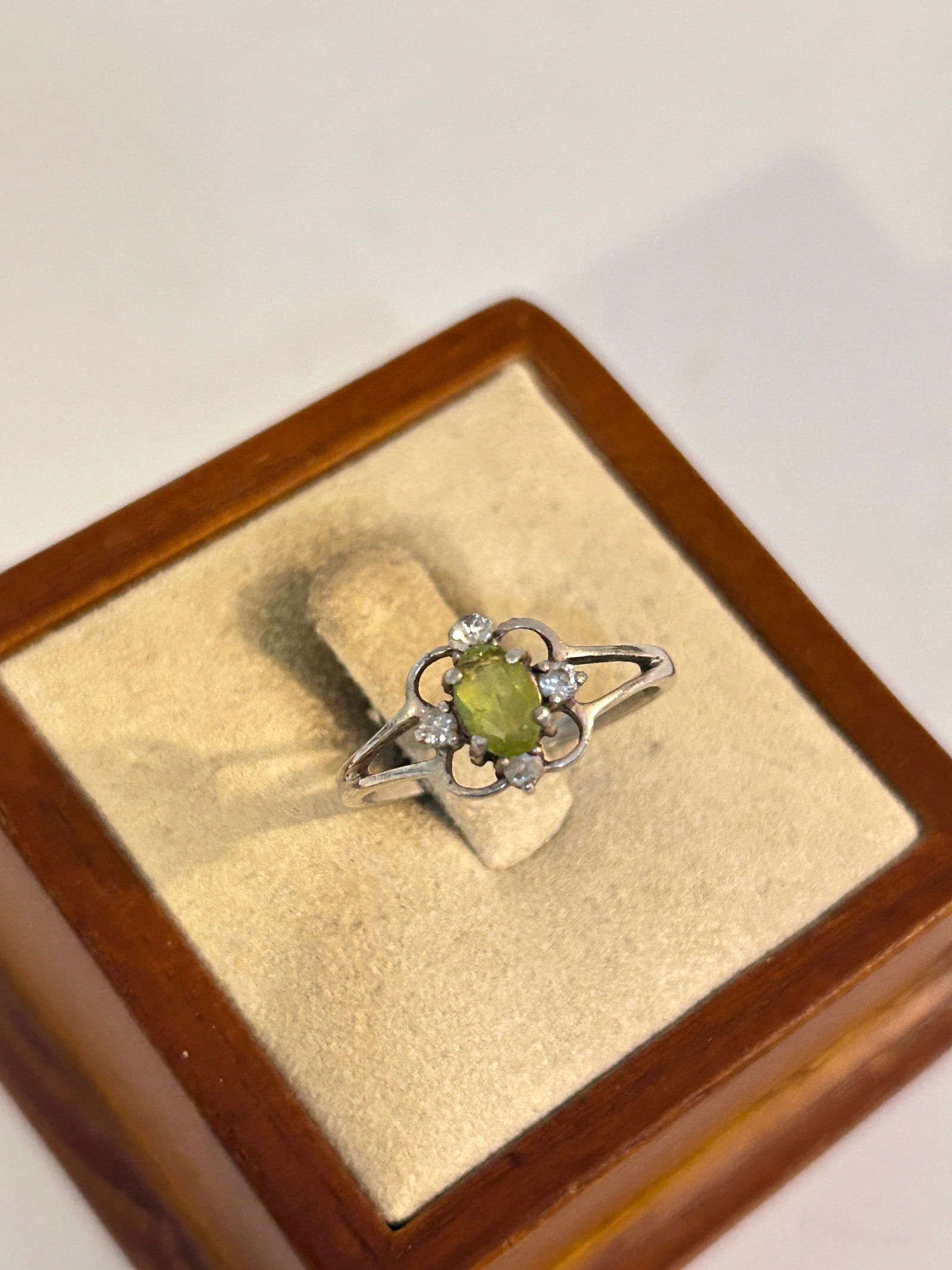 Vintage Sterling Silver green rhinestone Ring sz 7 (1 of 5)