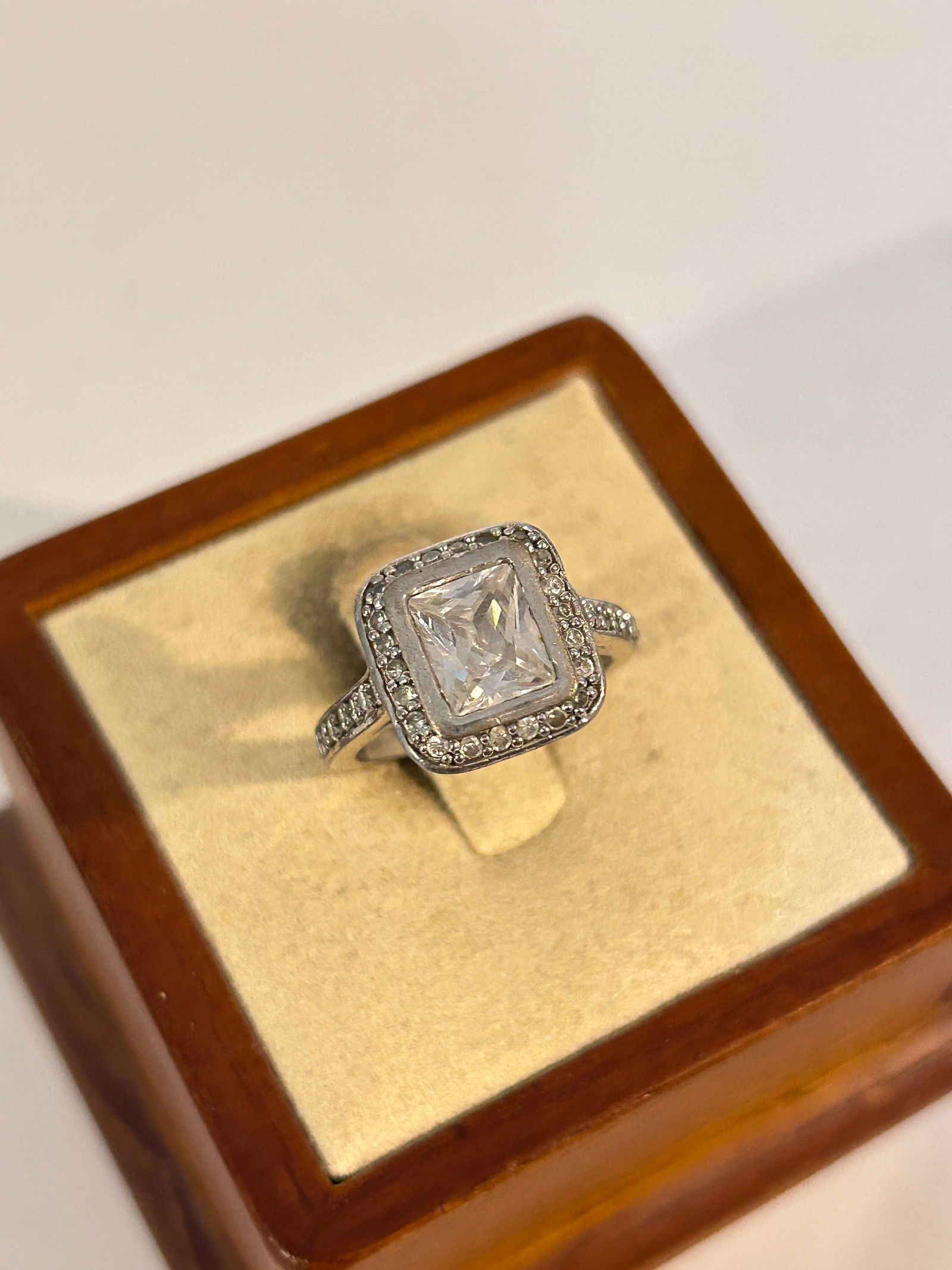 Vintage Sterling Silver Rhinestone Ring sz 8 (1 of 5)