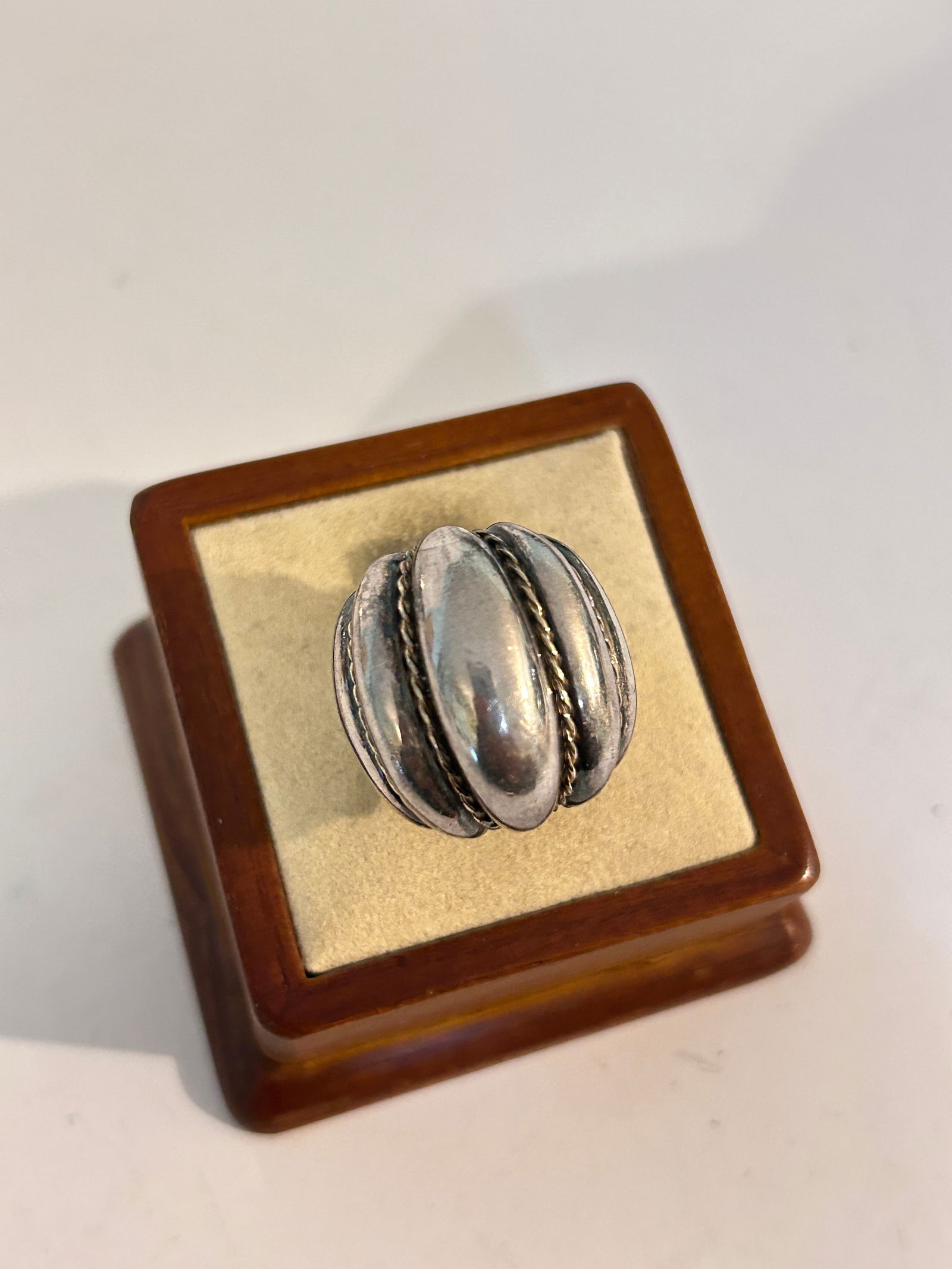 Vintage Sterling Silver Rhinestone Ring sz 9 (1 of 5)