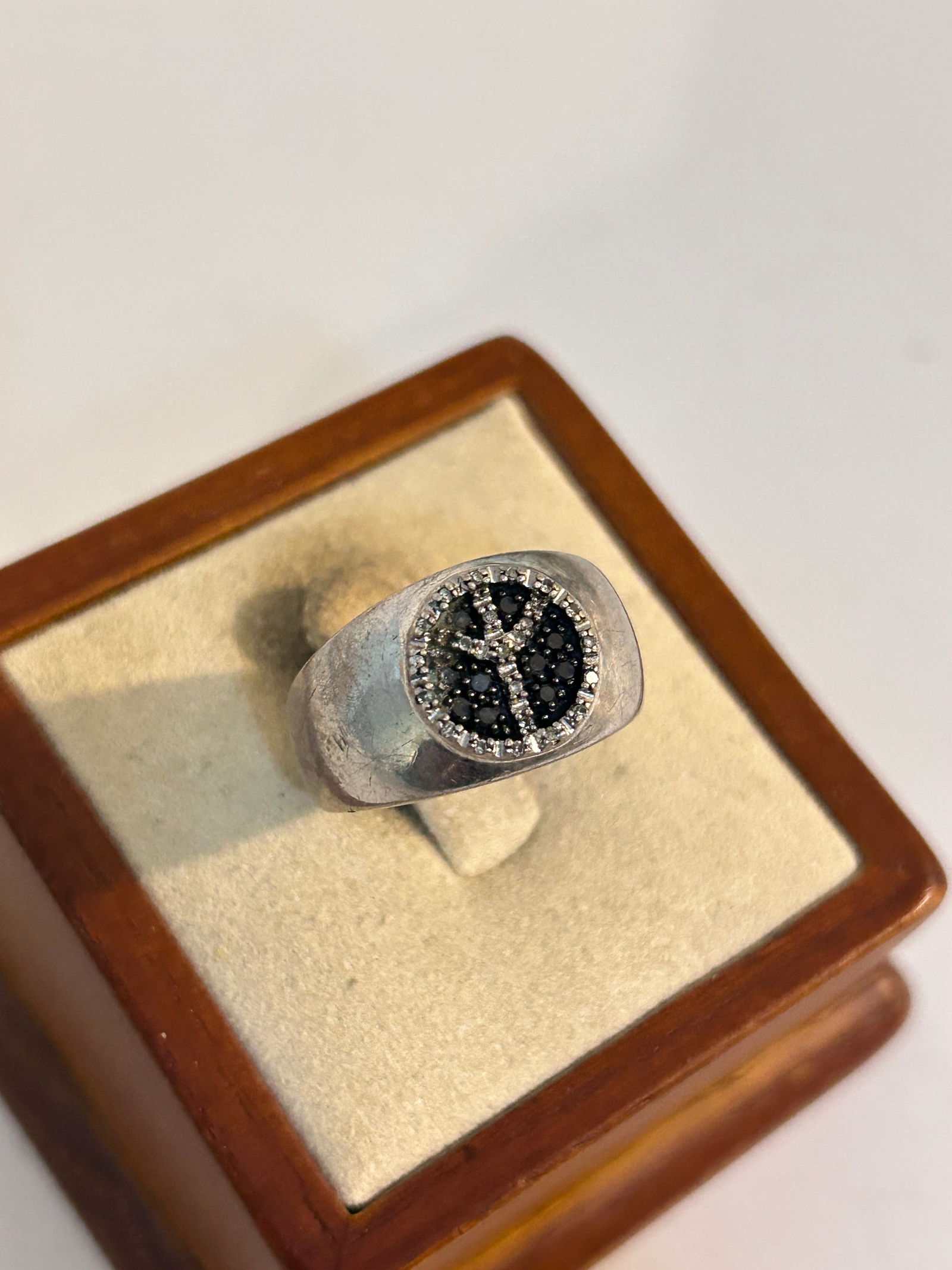 Vintage Sterling Silver peace Ring sz 8 (1 of 5)