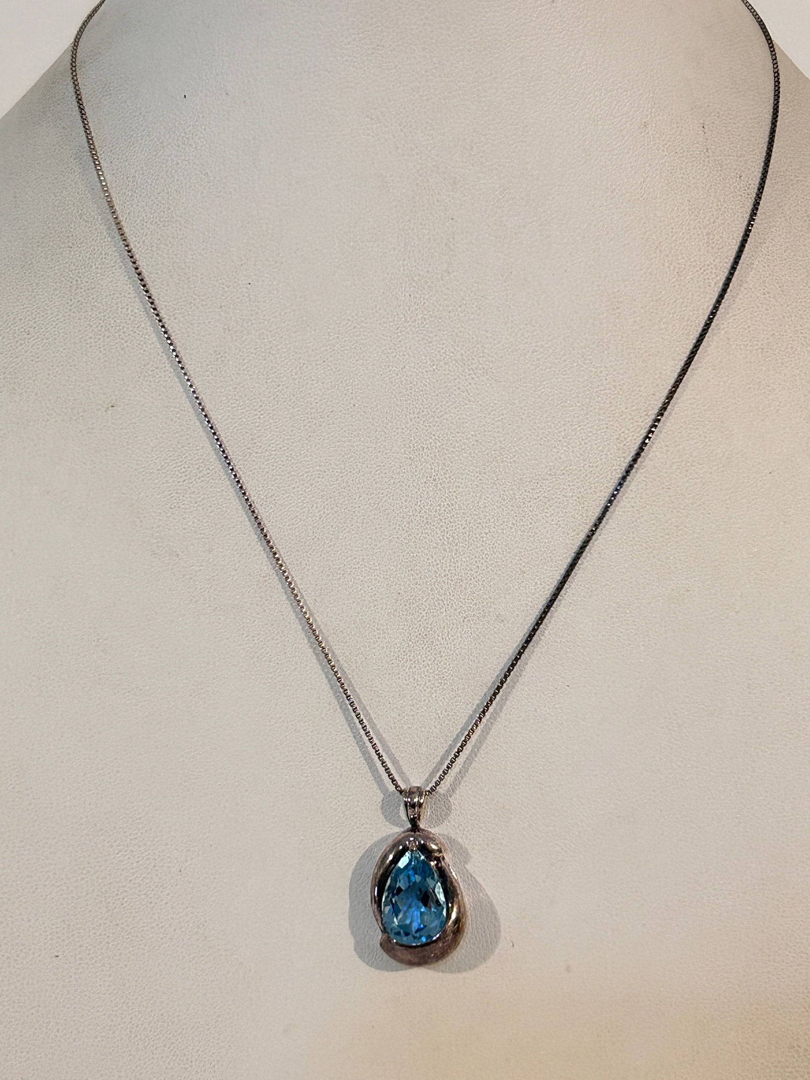 Vintage Sterling Silver Tested blue Moissanite pendant Necklace 17": Vintage Sterling Silver Tested blue Moissanite pendant Necklace 17" Please view all photos as they are part of the description and condition of this Item, Feel free to contact me with questions or pic