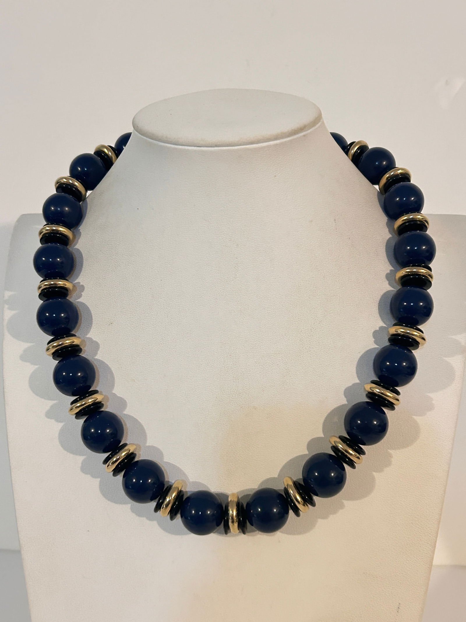 Vintage Blue Goldtone Beaded Necklace 19": Vintage Blue Goldtone Beaded Necklace 19" Please view all photos as they are part of the description and condition of this Item, Feel free to contact me with questions or picture requests! Used Item A