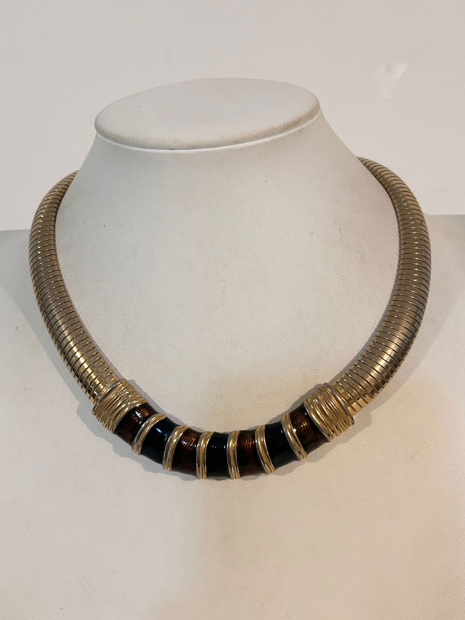 Vintage Gold Tone Choker Enamel Necklace 13": Vintage Gold Tone Choker Enamel Necklace 13" Please view all photos as they are part of the description and condition of this Item, Feel free to contact me with questions or picture requests! Used Ite