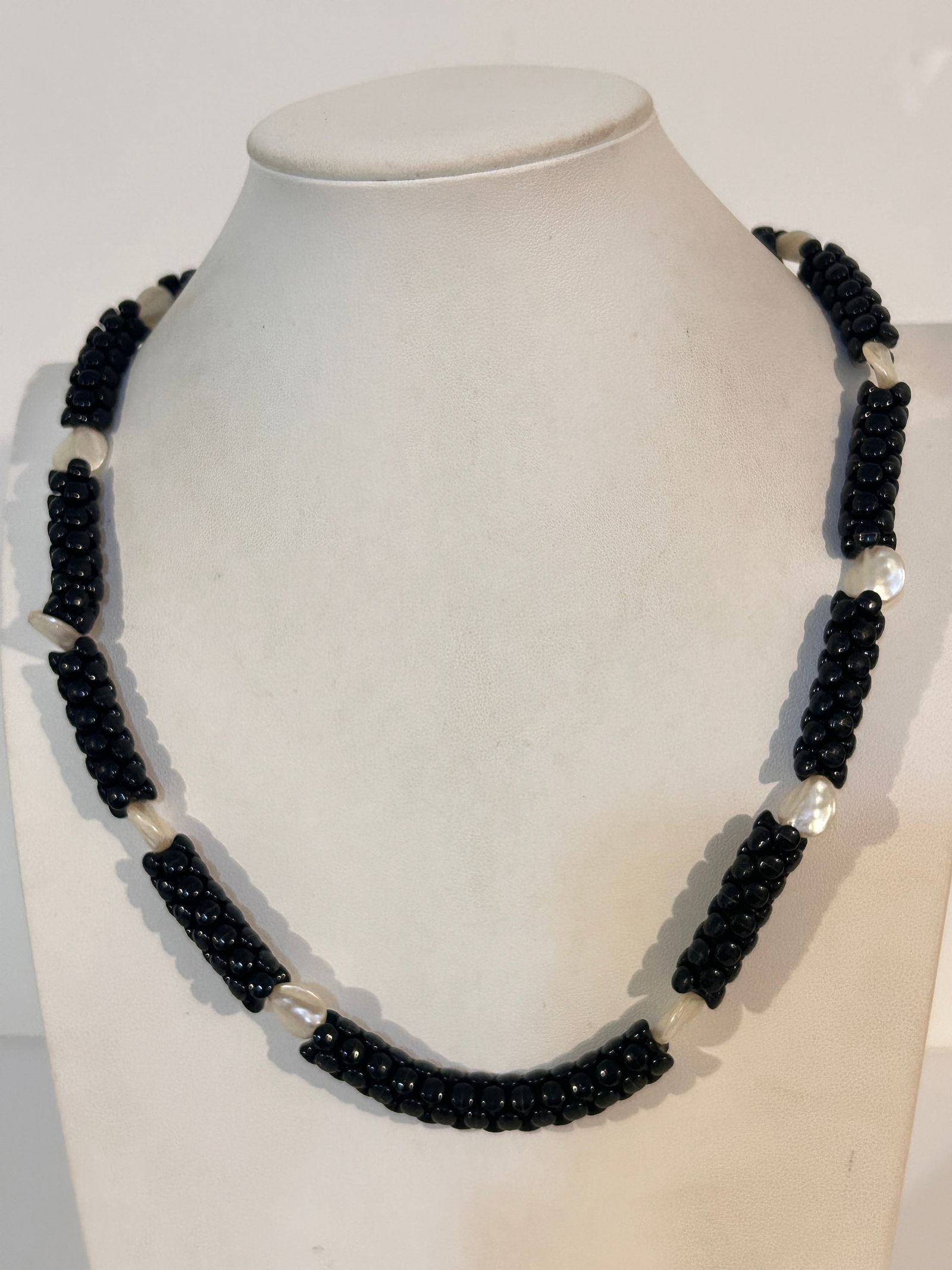 Vintage Back & White Acrylic Necklace 21": Vintage Back & White Acrylic Necklace 21" Please view all photos as they are part of the description and condition of this Item, Feel free to contact me with questions or picture requests! Used Item A