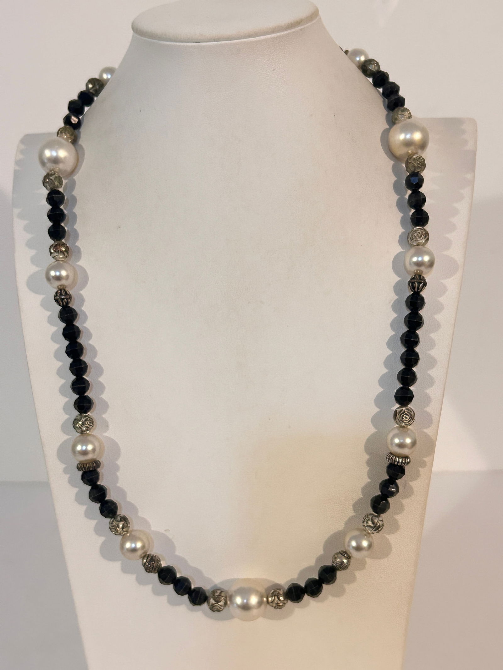 Vintage black bead faux pearl Necklace 26": Vintage black bead faux pearl Necklace 26" Please view all photos as they are part of the description and condition of this Item, Feel free to contact me with questions or picture requests! Used Item