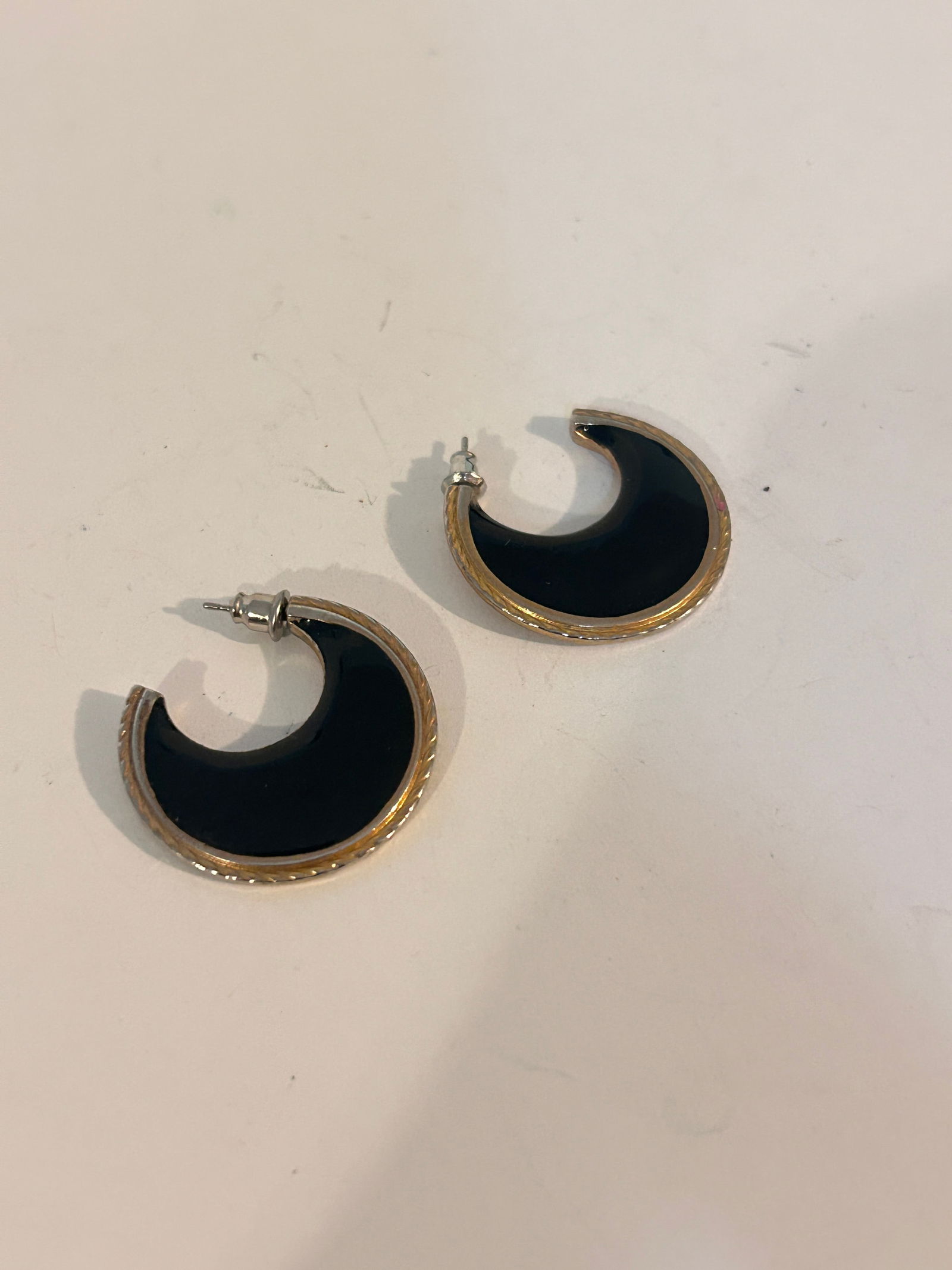Vintage black enamel earrings: Vintage black enamel earrings Please view all photos as they are part of the description and condition of this Item, Feel free to contact me with questions or picture requests! Used Item AS IS