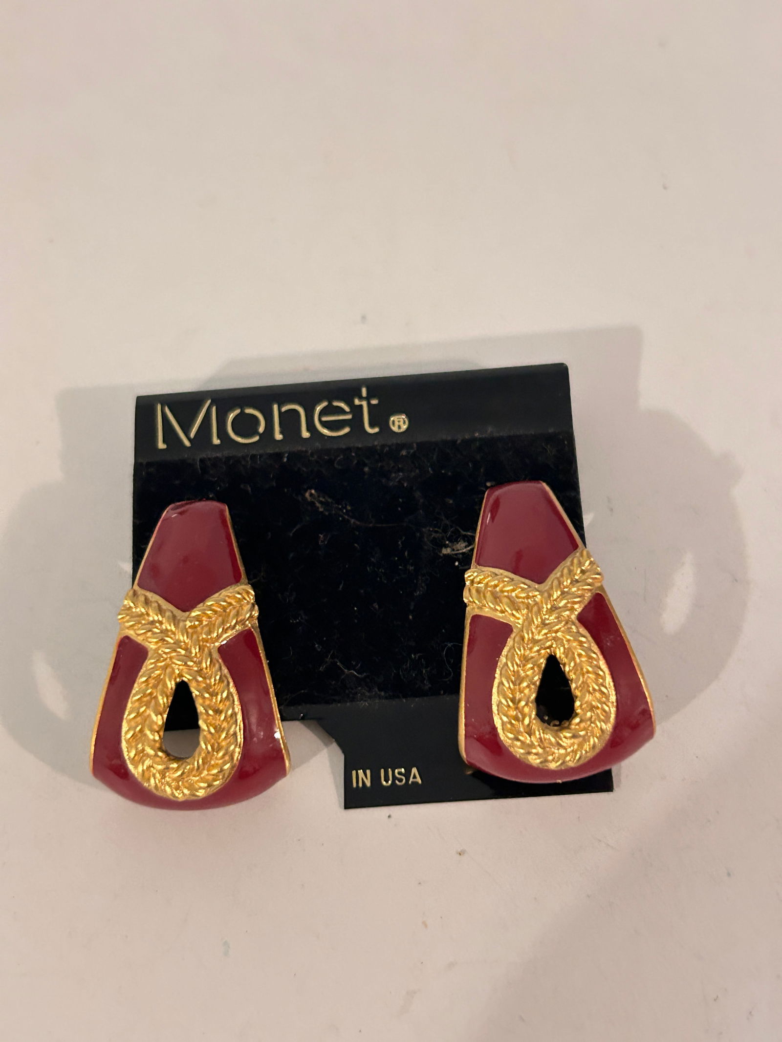 Vintage Enamel Red Monet gold tone Earrings: Vintage Enamel Red Monet gold tone Earrings Please view all photos as they are part of the description and condition of this Item, Feel free to contact me with questions or picture requests! Used Item