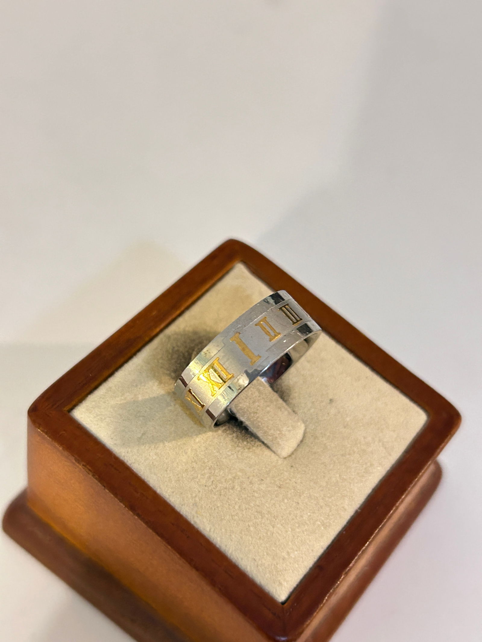 Vintage Costume band Ring sz 8 (1 of 4)