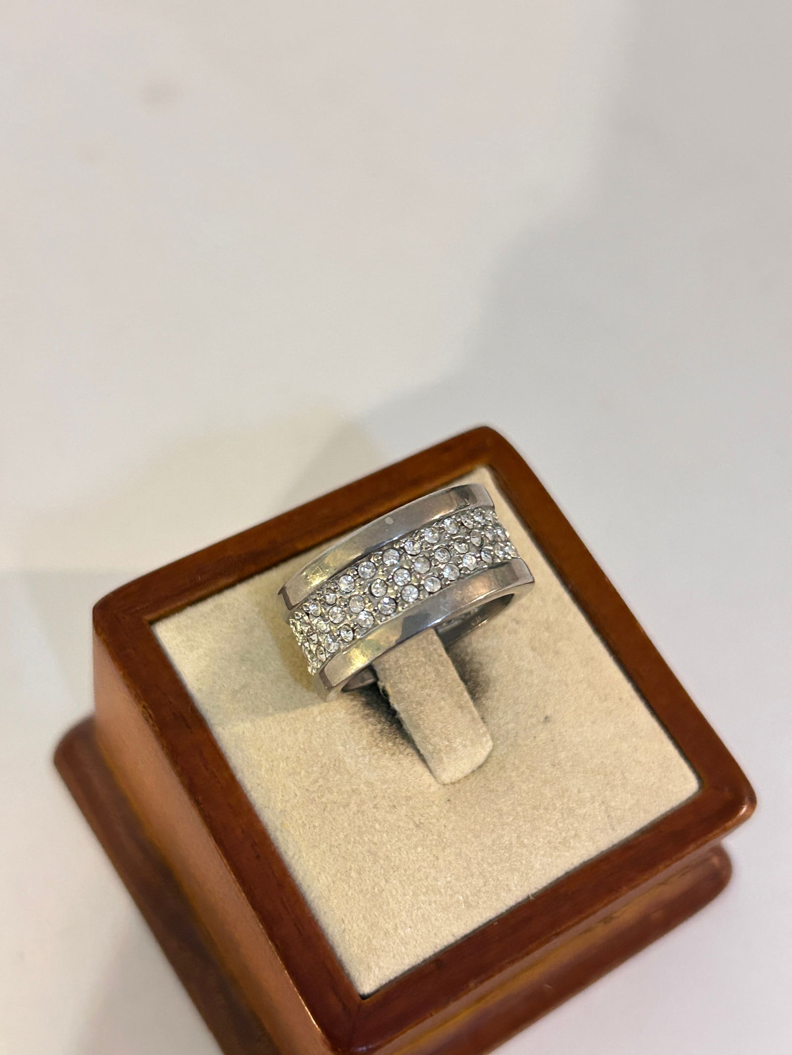 Vintage Costume band Ring sz 8 (1 of 4)