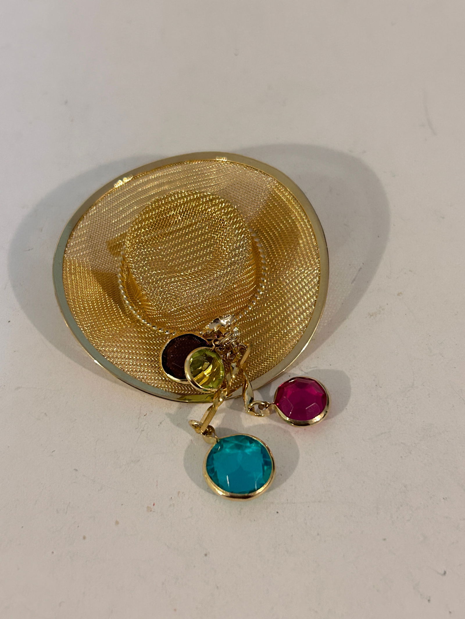 Vintage gold tone hat Brooch: Vintage gold tone hat Brooch Please view all photos as they are part of the description and condition of this Item, Feel free to contact me with questions or picture requests! Used Item AS IS