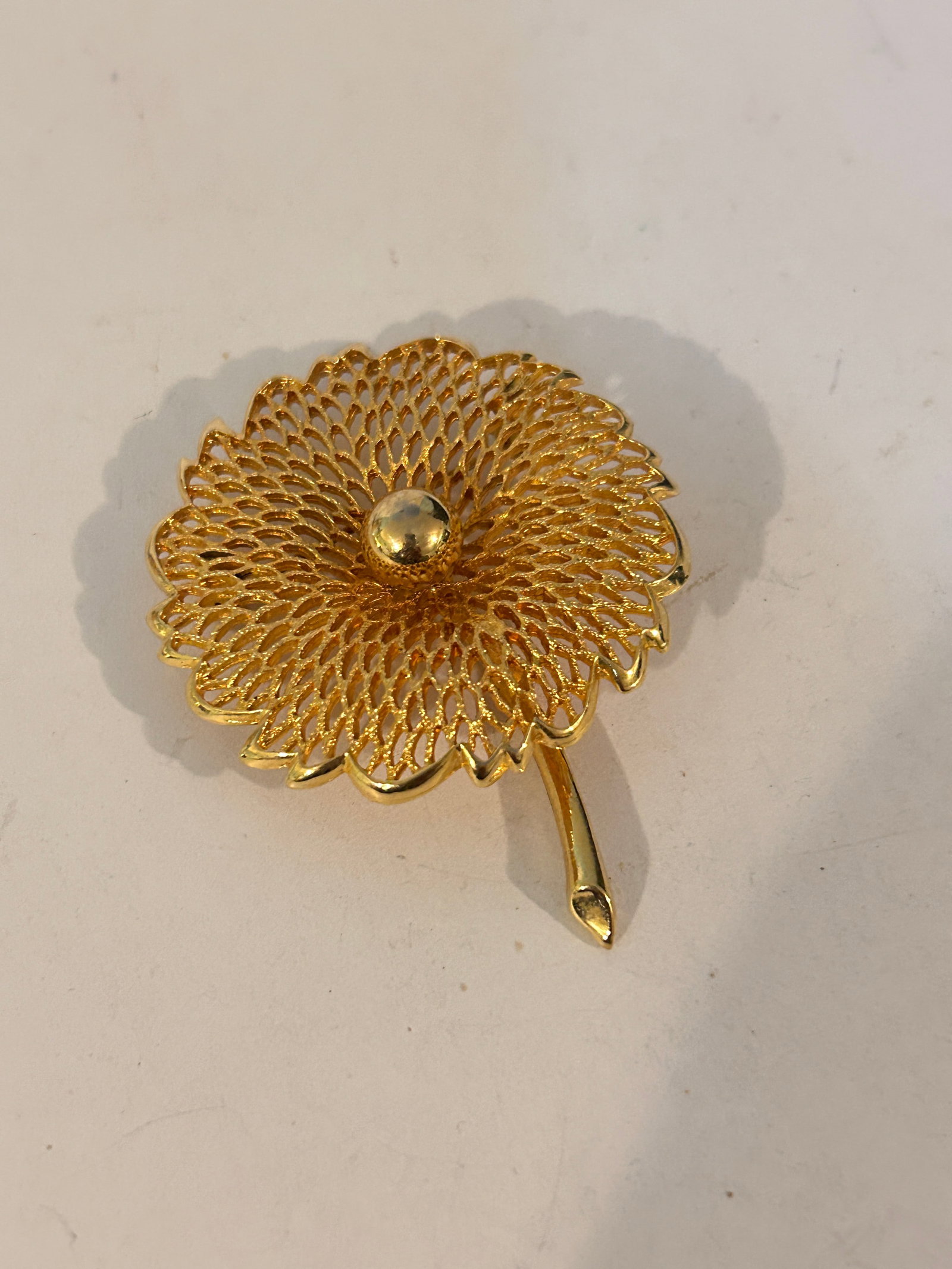 Vintage gold tone filigree flower Brooch: Vintage gold tone filigree flower Brooch Please view all photos as they are part of the description and condition of this Item, Feel free to contact me with questions or picture requests! Used Item AS