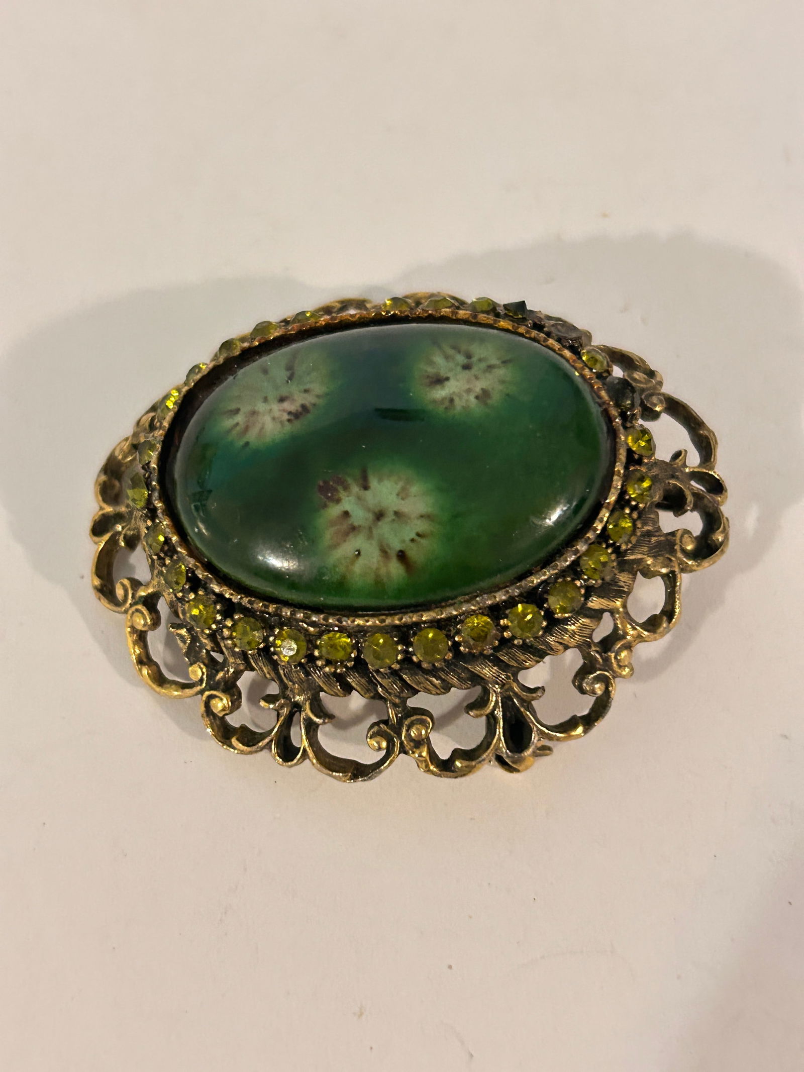 vintage green glass cabochon brooch featuring a gold-tone filigree setting (1 of 4)