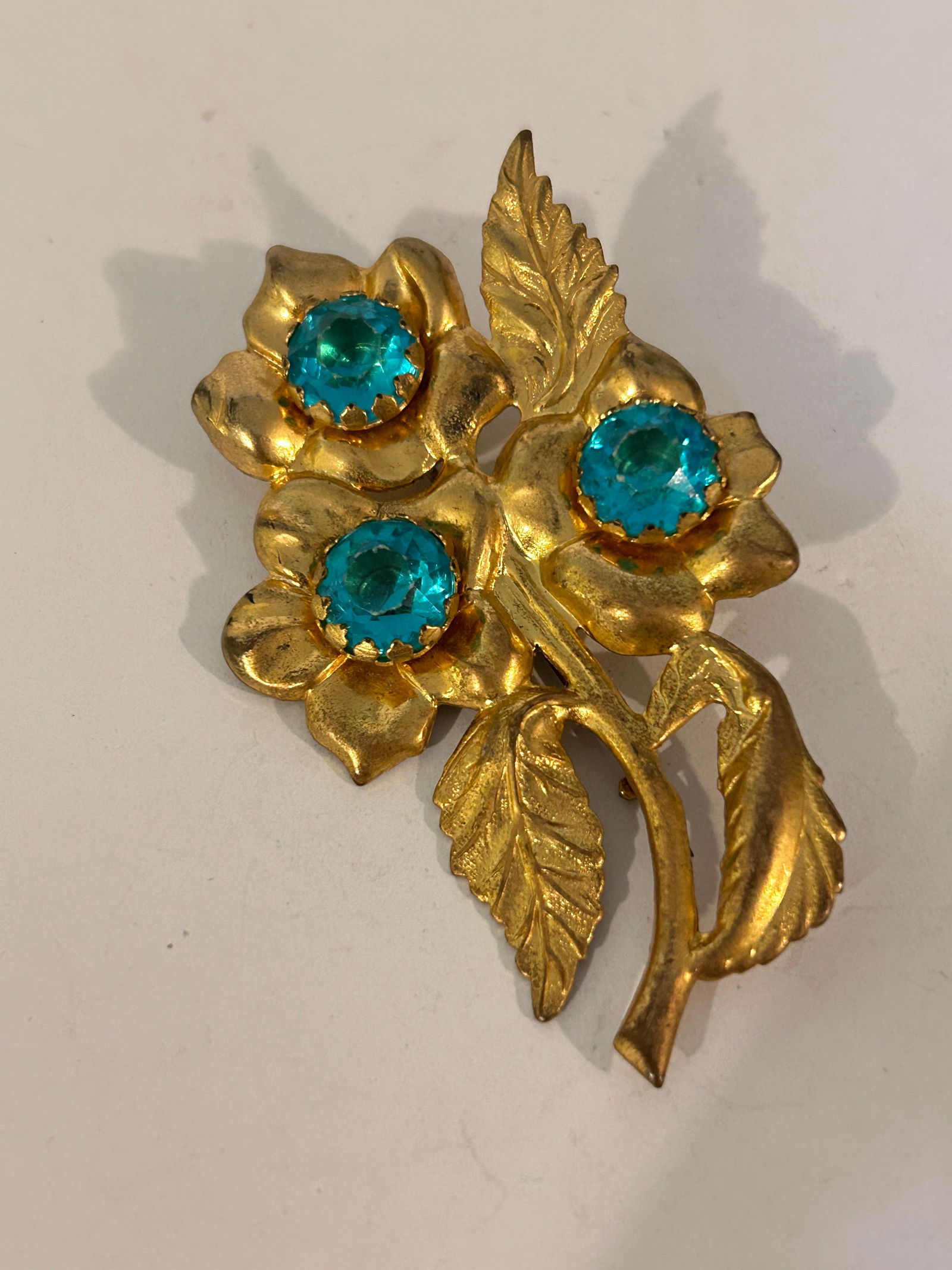 VTG 1940's Flower Brooch Art Deco Gold Tone Green Plastic Rhinestones Women's (1 of 4)