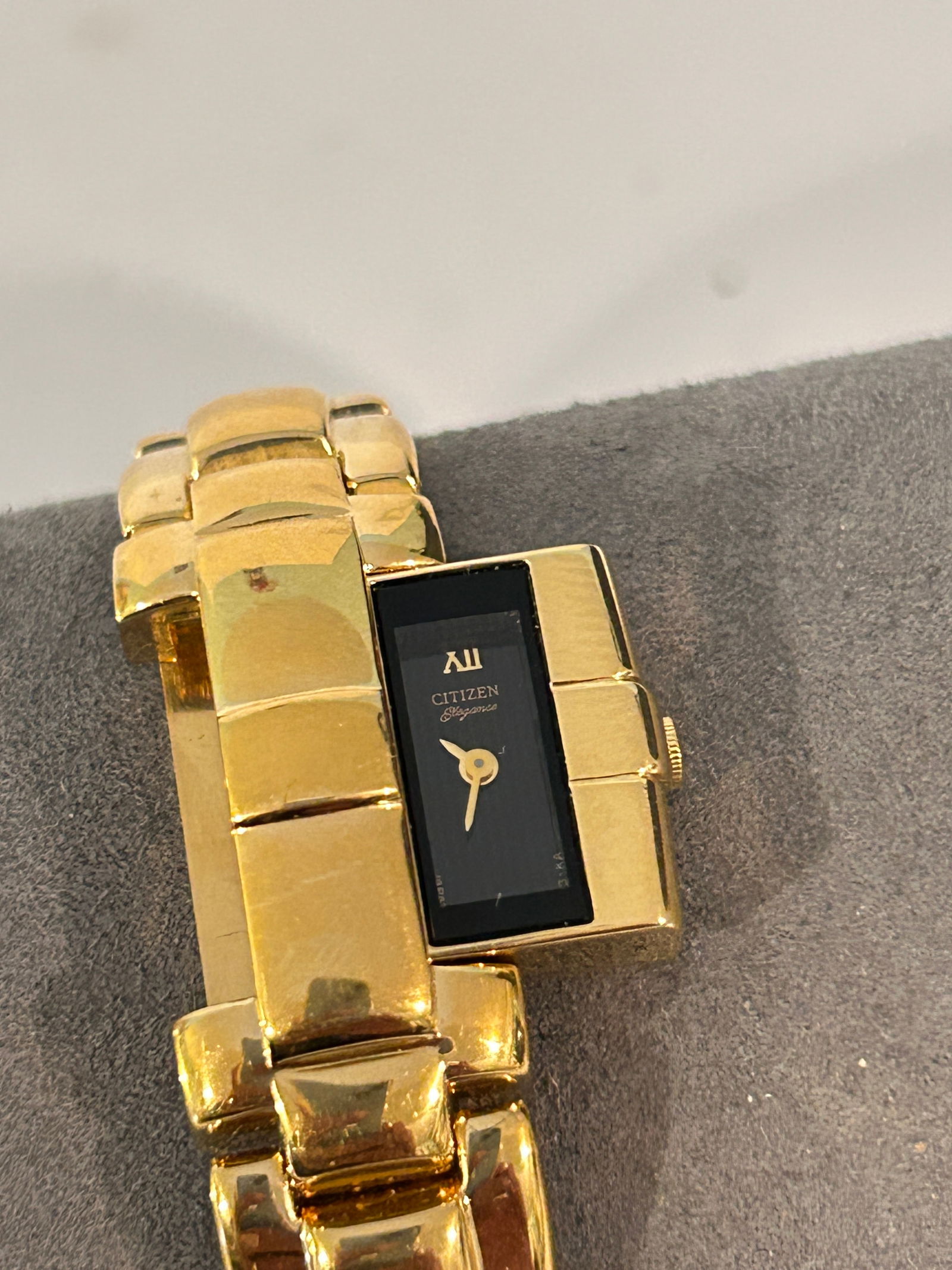 Citizen Quartz Hideaway 5421-S61101 Woman's Watch needs batt: Citizen Quartz Hideaway 5421-S61101 Woman's Watch needs batt Please view all photos as they are part of the description and condition of this Item, Feel free to contact me with questions or picture re