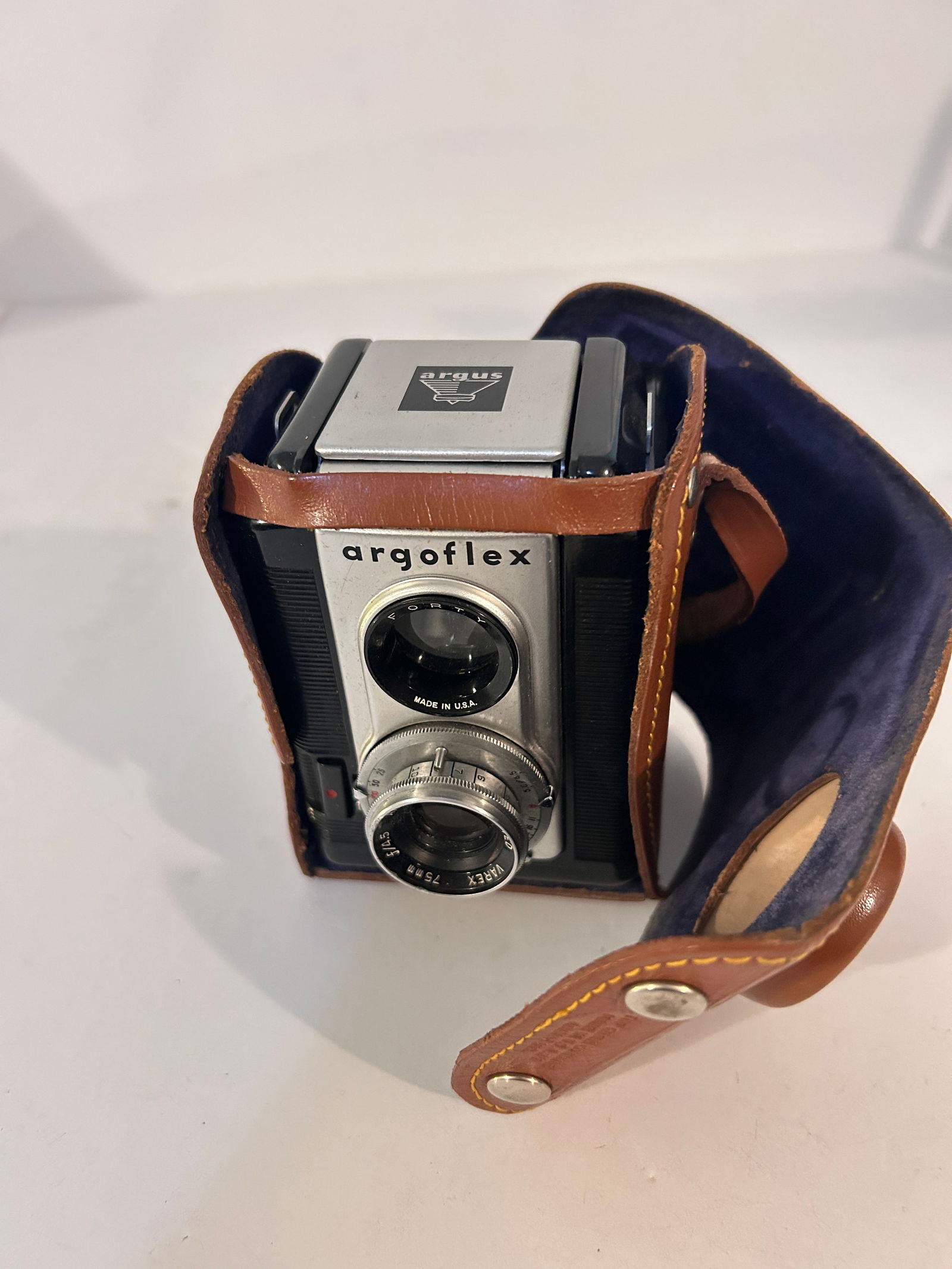 Vintage ARGUS ARGOFLEX Reflex Camera w/ Leather Case - 75mm (1 of 9)