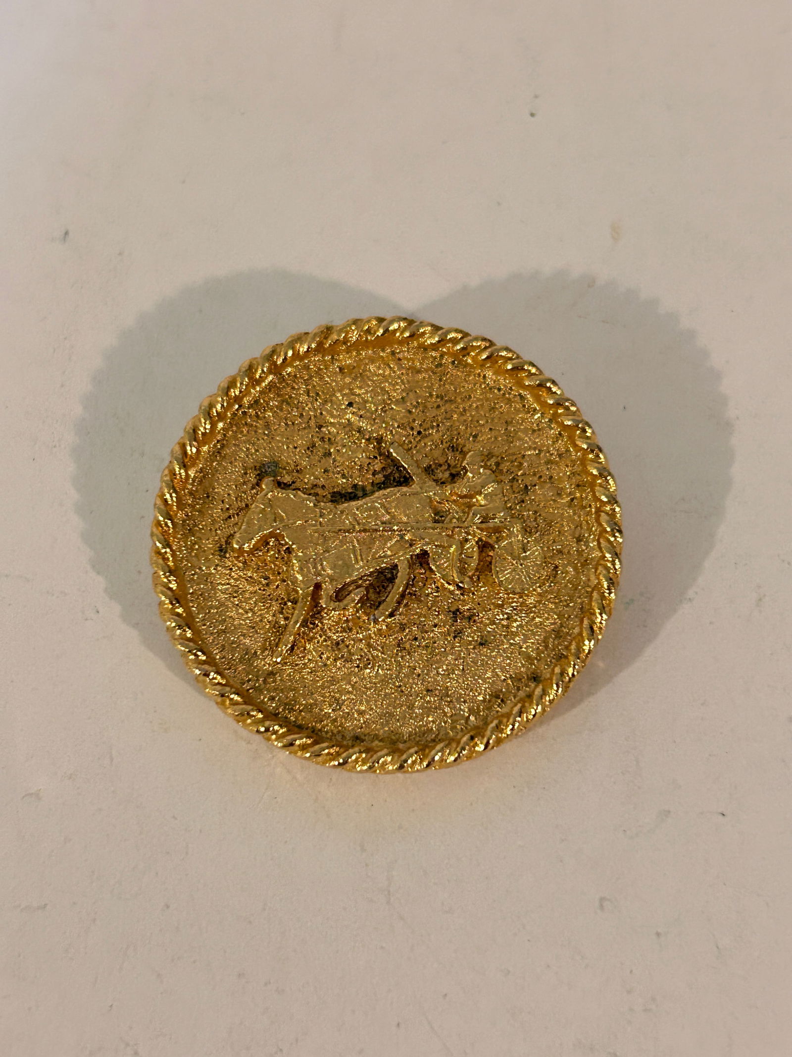 VintageOld horse and buggy gold tone pin Brooch (1 of 5)