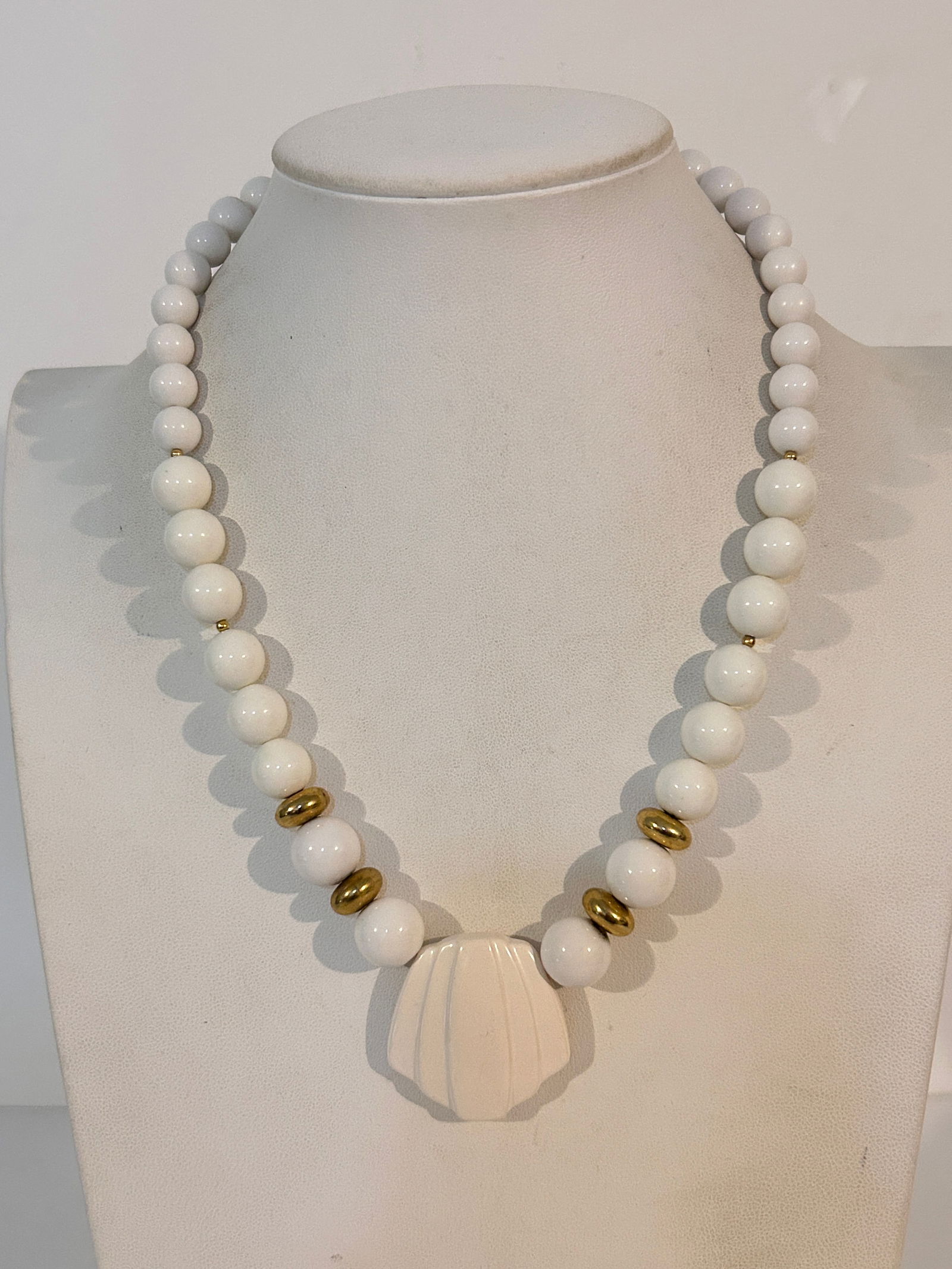 Vintage White Acrylic shell pendant Necklace 18": Vintage White Acrylic shell pendant Necklace 18" Please view all photos as they are part of the description and condition of this Item, Feel free to contact me with questions or picture requests! Used