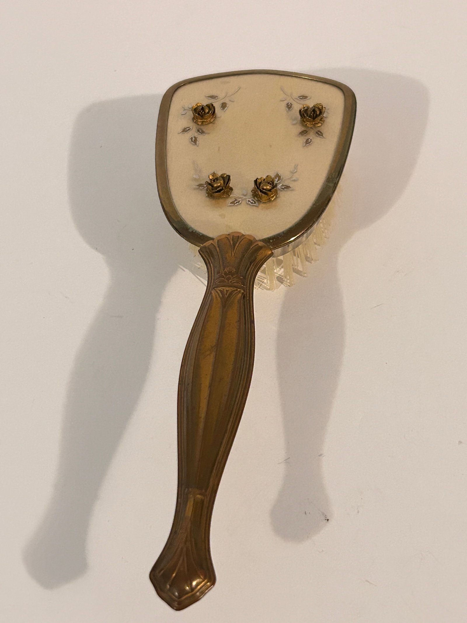 Vintage 1950’s Gold Tone Matson Floral Brush: Vintage 1950’s Gold Tone Matson Floral Brush Please view all photos as they are part of the description and condition of this Item, Feel free to contact me with questions or picture requests! Used I