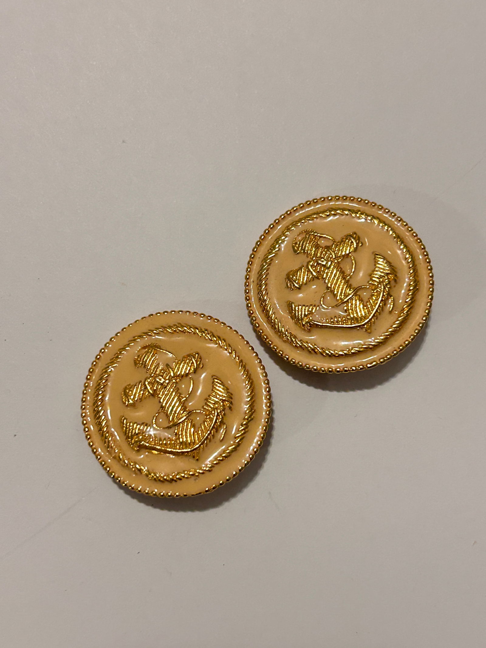 Vintage Earrings Clip On Dauplaise Ankor Goldtone: Vintage Earrings Clip On Dauplaise Ankor Goldtone Please view all photos as they are part of the description and condition of this Item, Feel free to contact me with questions or picture requests! Use