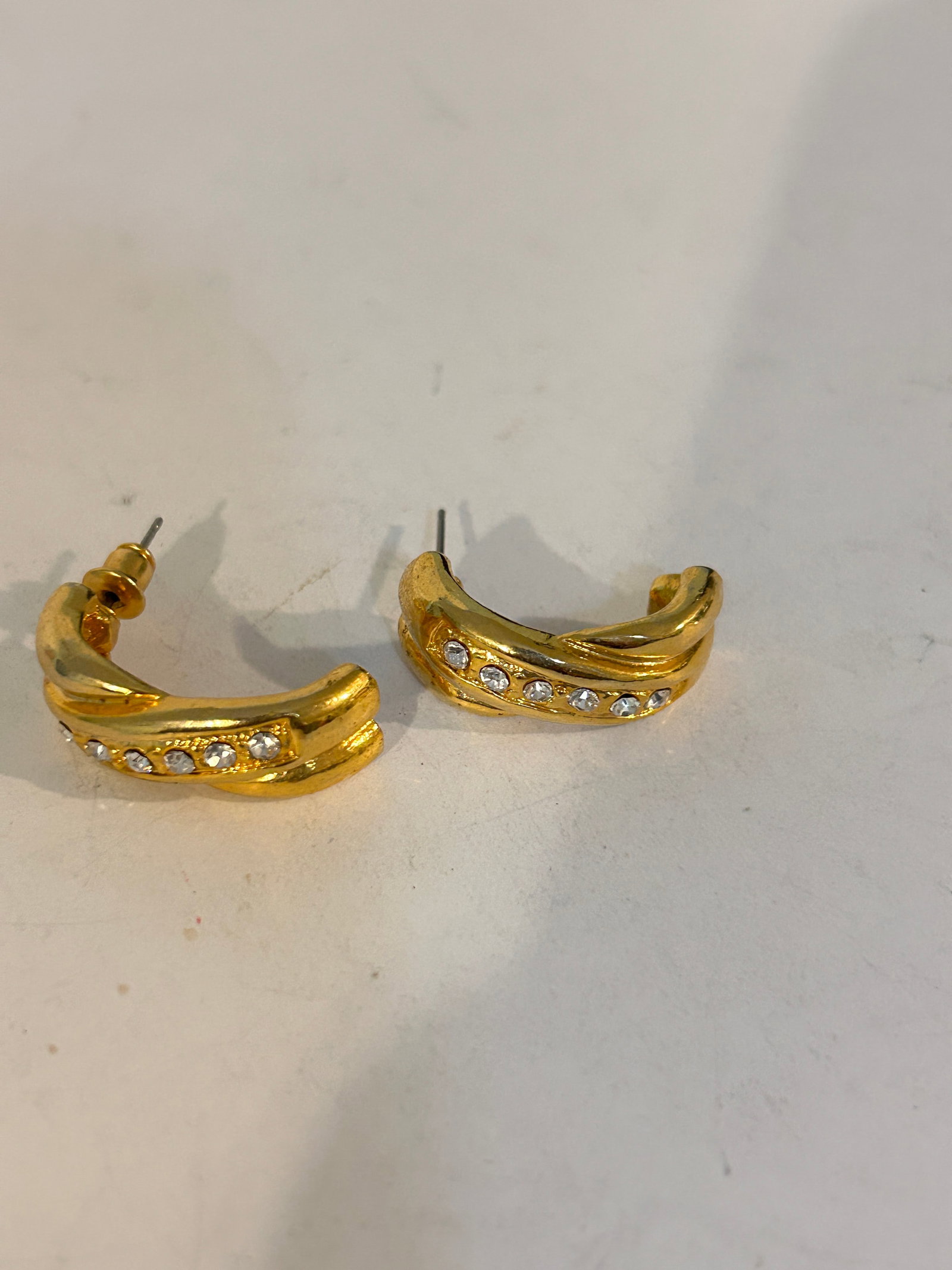 vintage gold-tone half hoop earrings with clear crystals missing 1 back: vintage gold-tone half hoop earrings with clear crystals missing 1 back Please view all photos as they are part of the description and condition of this Item, Feel free to contact me with questions or