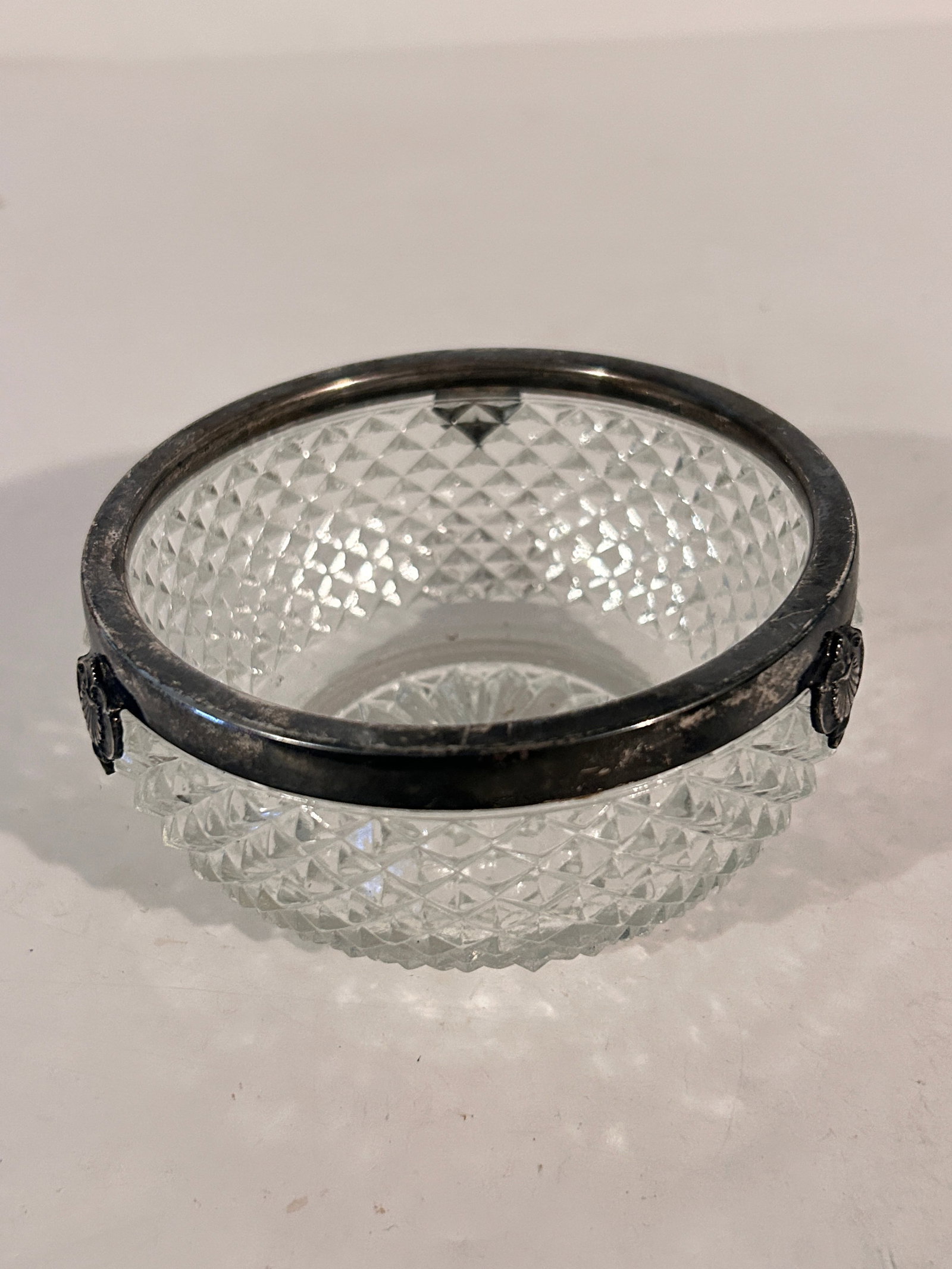 Vintage Silver Plate England Crystal Dish 4 1/2": Vintage Silver Plate England Crystal Dish 4 1/2" Please view all photos as they are part of the description and condition of this Item, Feel free to contact me with questions or picture requests! Used