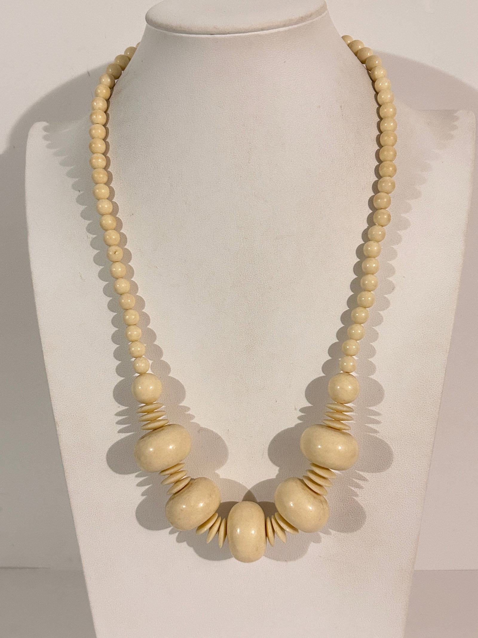 Vintage white Acrylic bead Necklace Sz 22" (1 of 5)