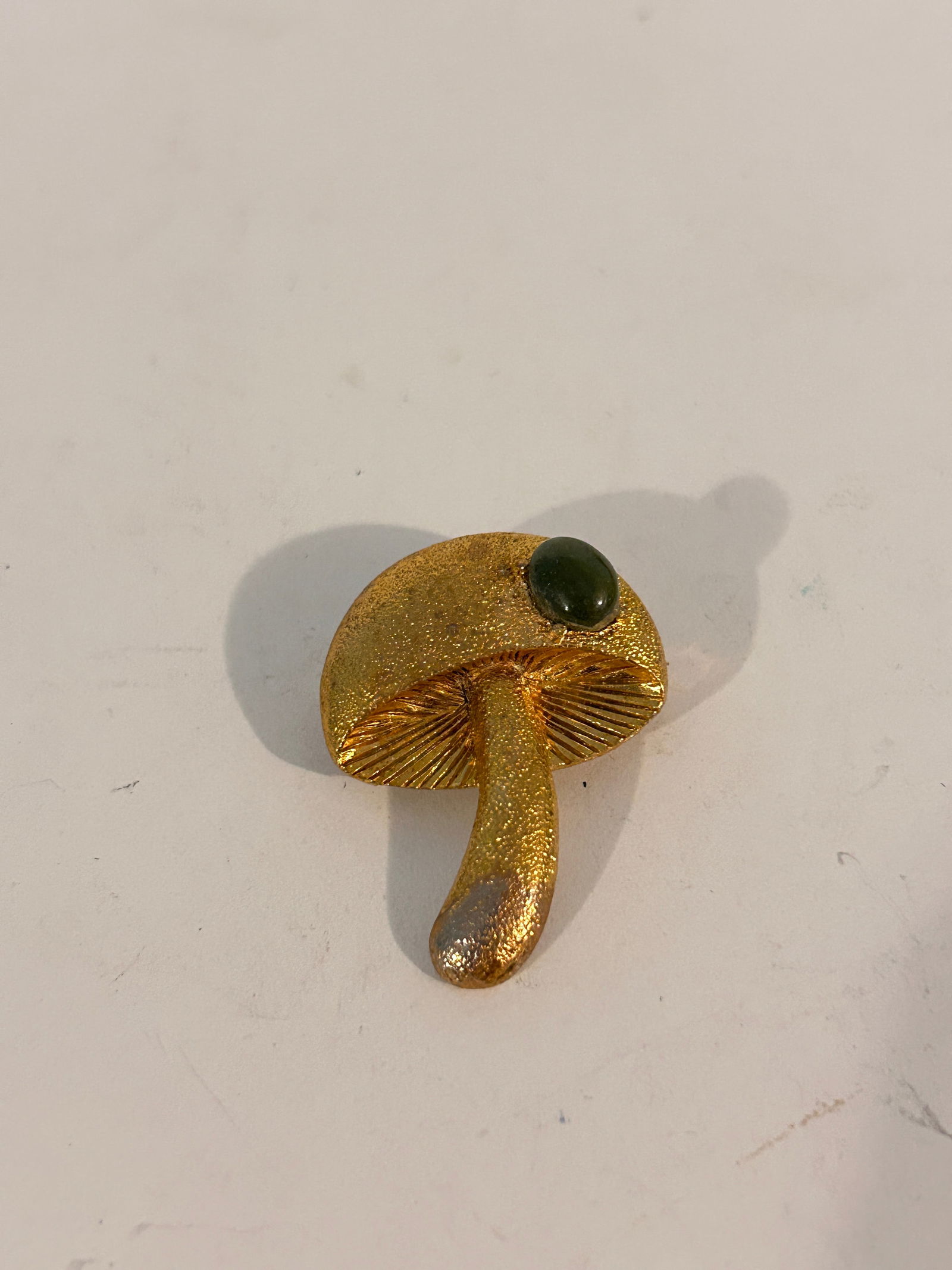 RARE Vintage Gold Tone Mushroom Brooch Pin Pendant w/Green Stone Signed: RARE Vintage Gold Tone Mushroom Brooch Pin Pendant w/Green Stone Signed Please view all photos as they are part of the description and condition of this Item, Feel free to contact me with questions or
