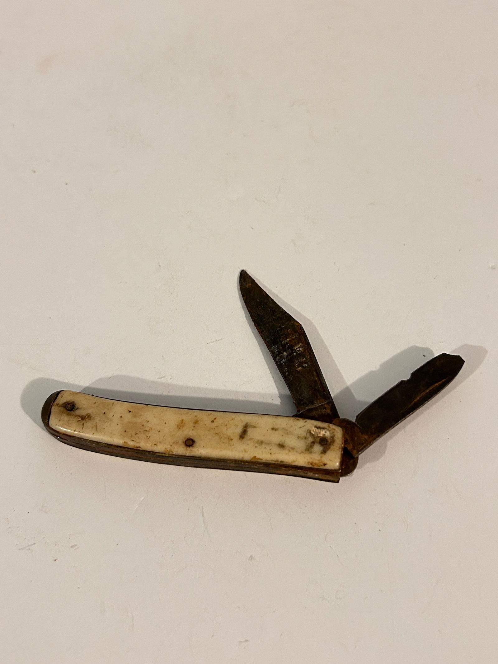 Vintage Pocket Knife 3 5/8 " needs cleaning and has chips (1 of 4)