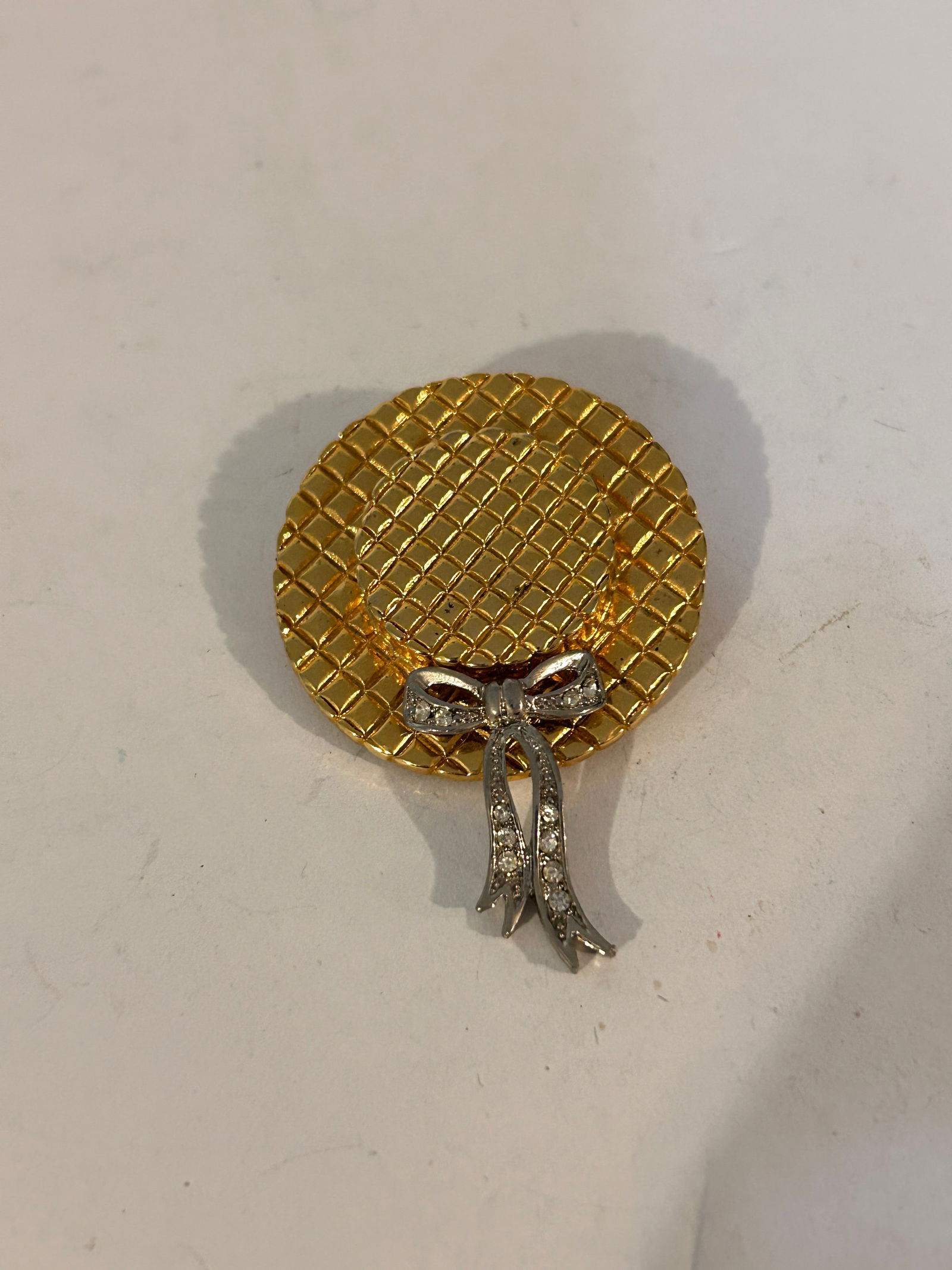 Vintage gold tone hat Brooch (1 of 4)