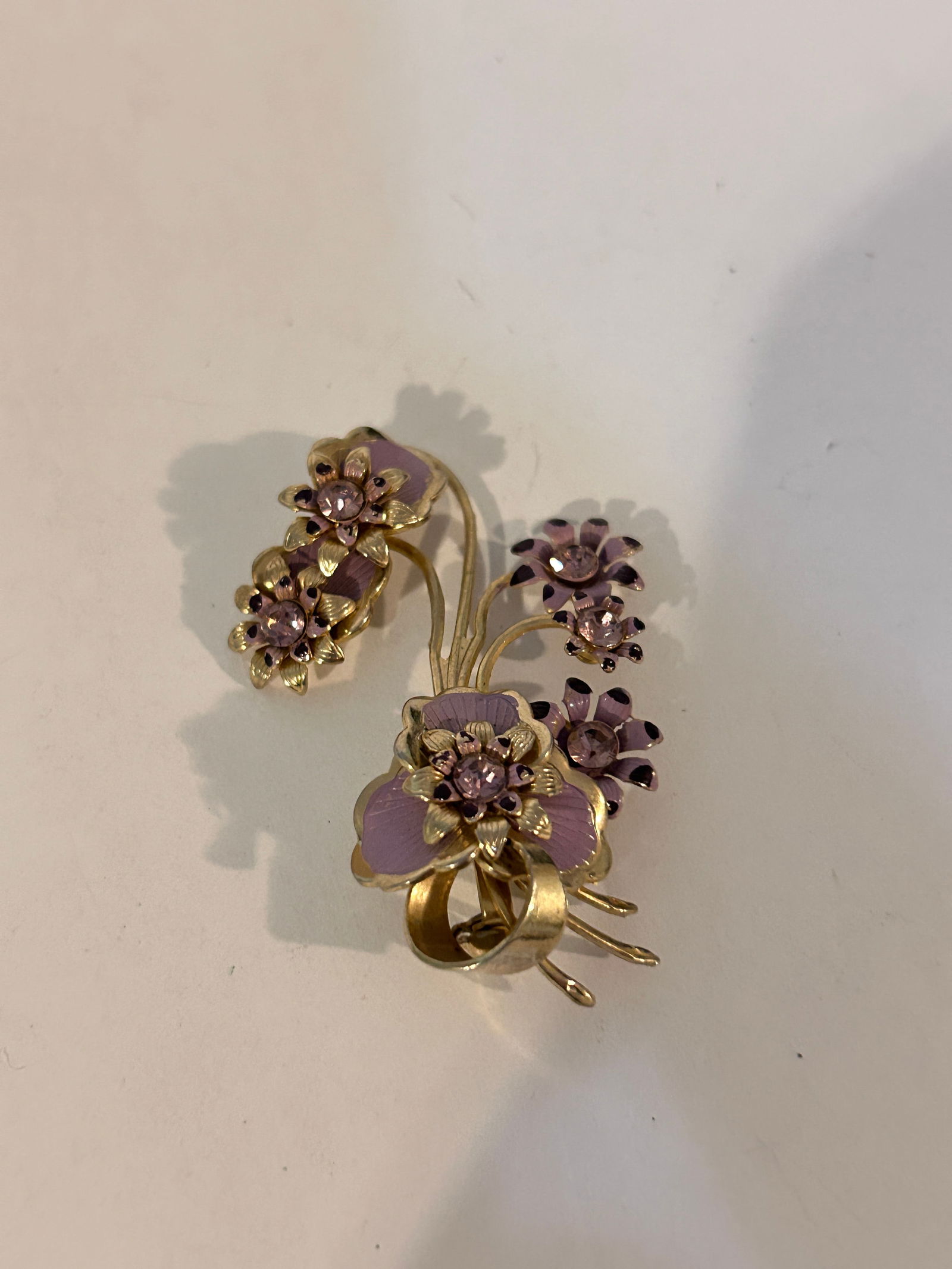 Vintage purple enamel floral Brooch: Vintage purple enamel floral Brooch Please view all photos as they are part of the description and condition of this Item, Feel free to contact me with questions or picture requests! Used Item AS IS
