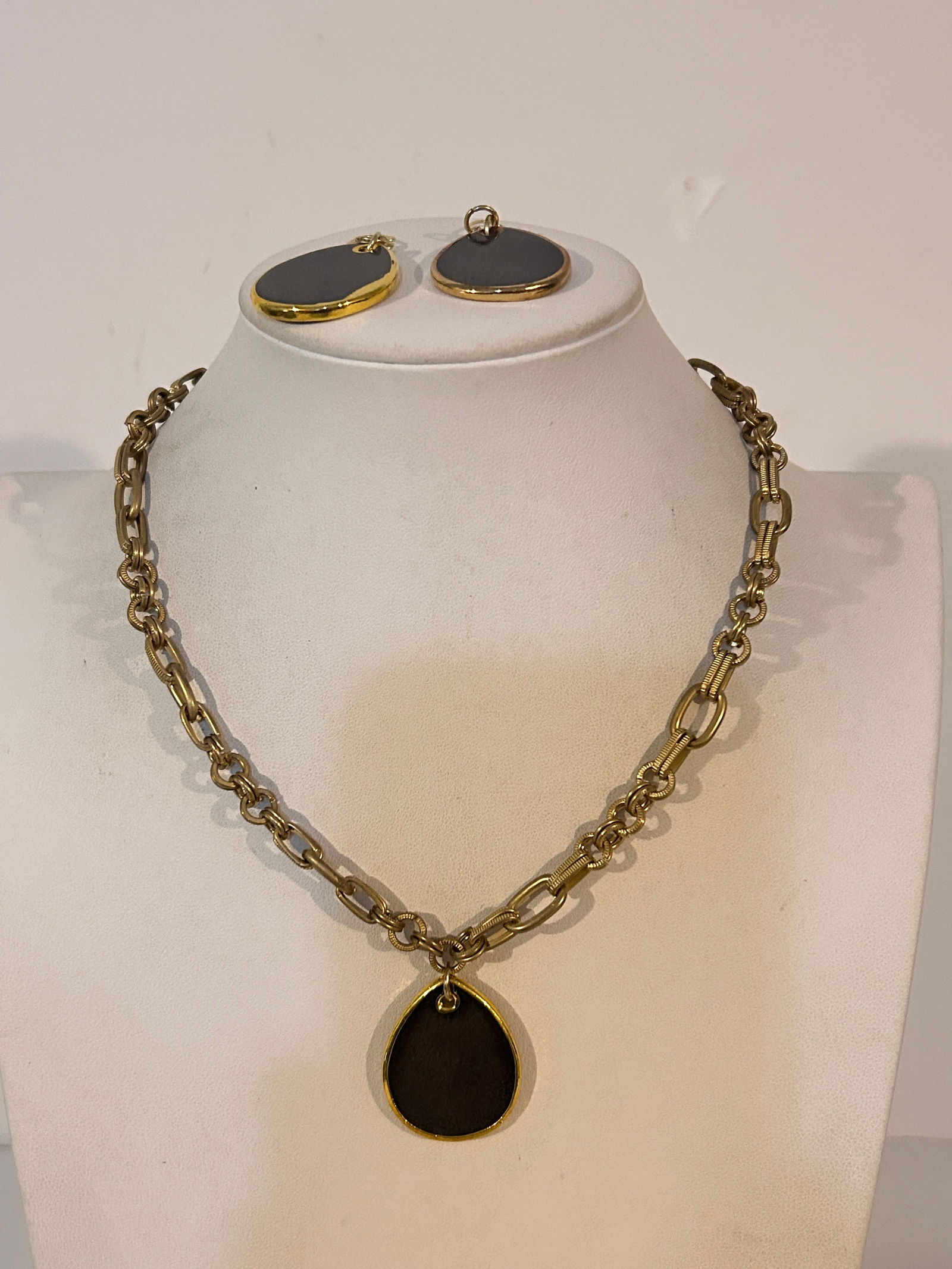 Vintage gold tone Necklace and earrings (1 of 5)