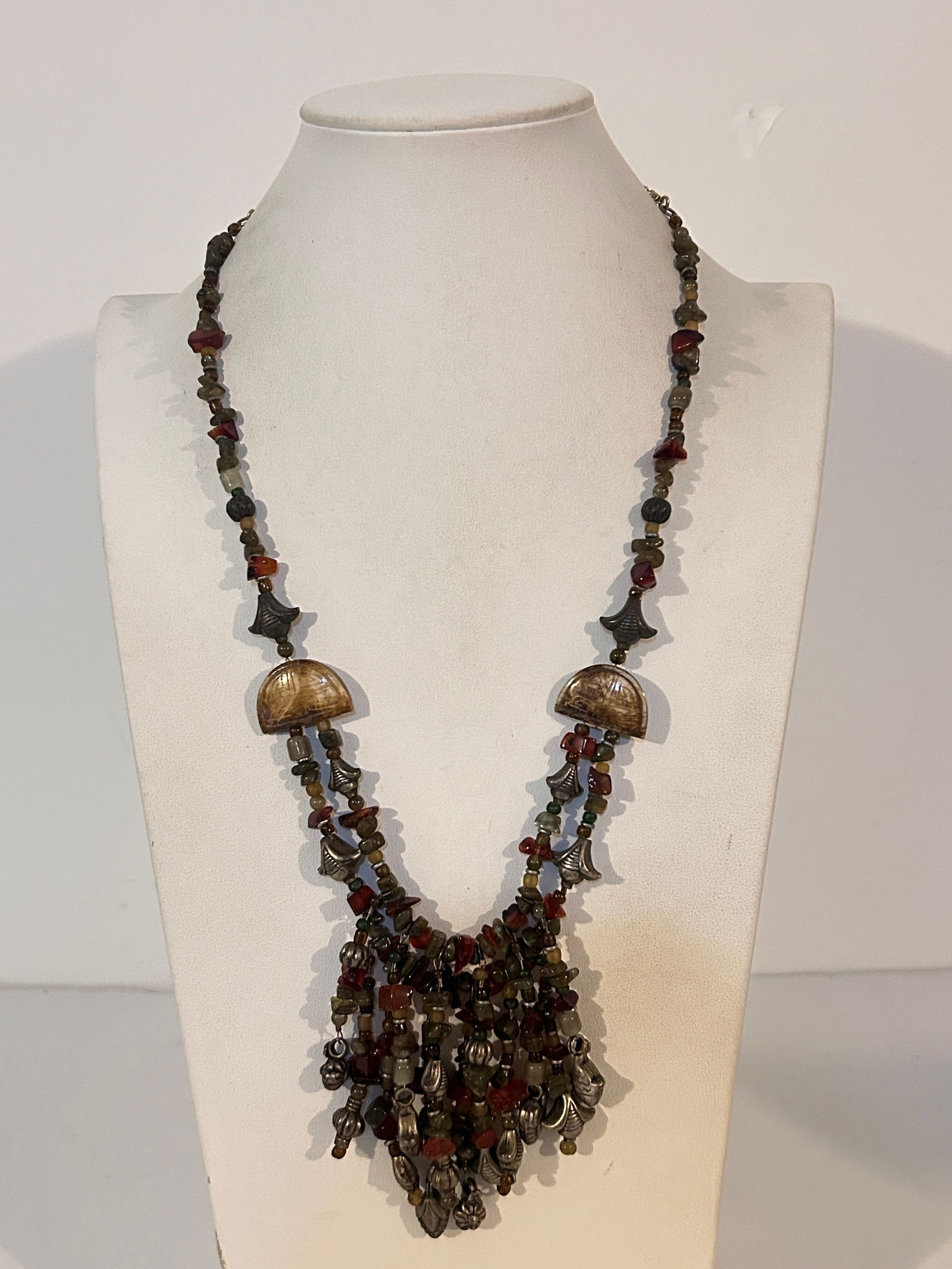 Vintage old 1920s bead Necklace 22": Vintage old 1920s bead Necklace 22" Please view all photos as they are part of the description and condition of this Item, Feel free to contact me with questions or picture requests! Used Item AS IS